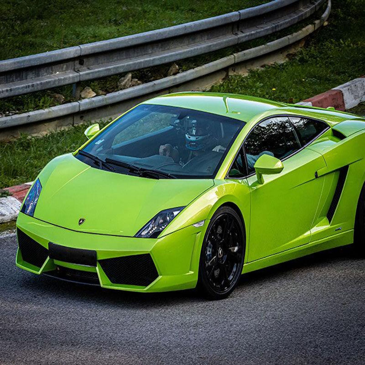 Smartbox Stage de pilotage multivolant : 2 tours en Lamborghini Gallardo et 2 tours en Ferrari 488 sur le circuit de Croix-en-Ternois - Coffret Cadeau Sport & Aventure