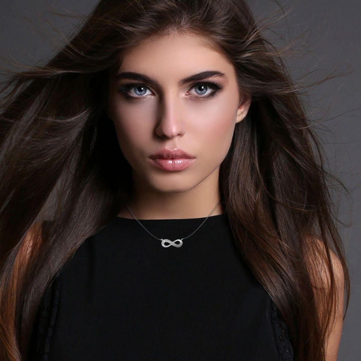 SC CRYSTAL Collier infini SC Crystal orné de Cristaux scintillants