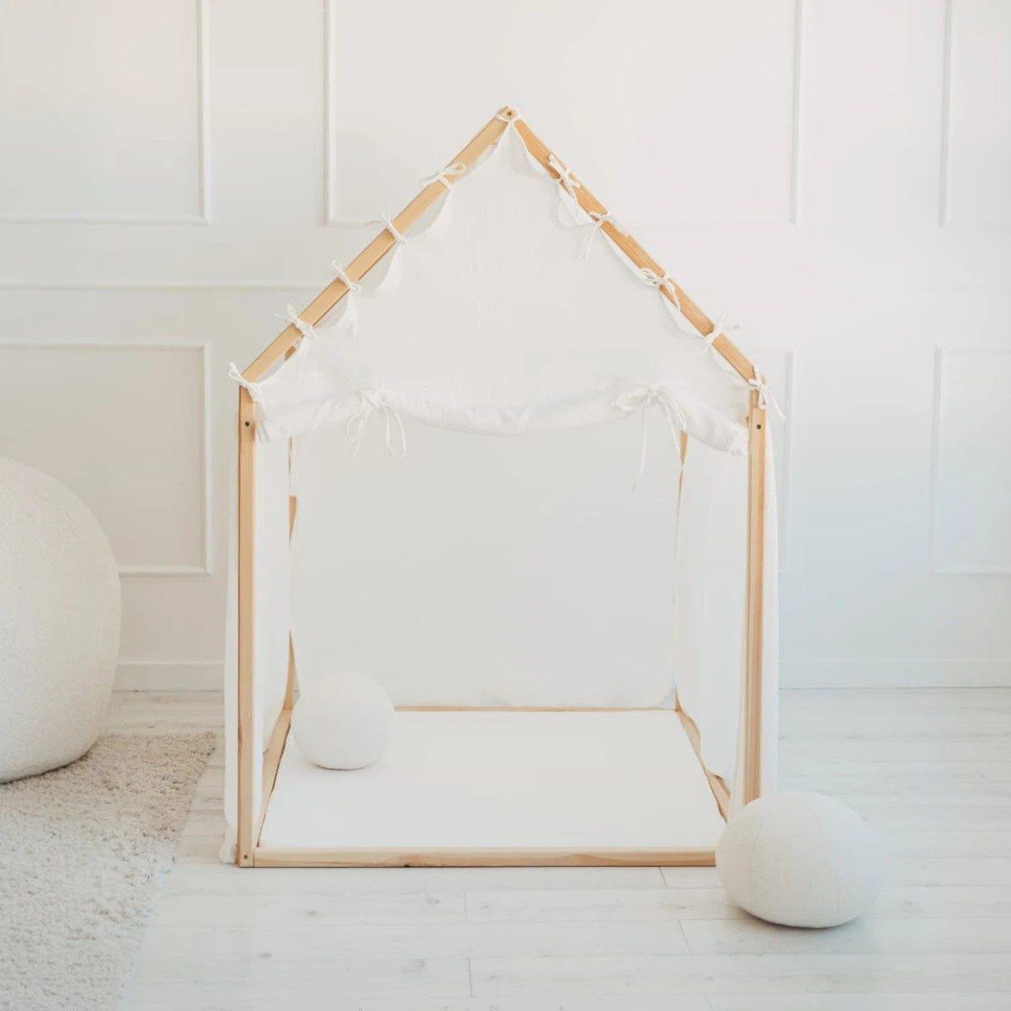 MONIO FOR KIDS Cabane de jeu en bois et mousseline 106 x 106 x 150 cm, store enroulable — Blanc