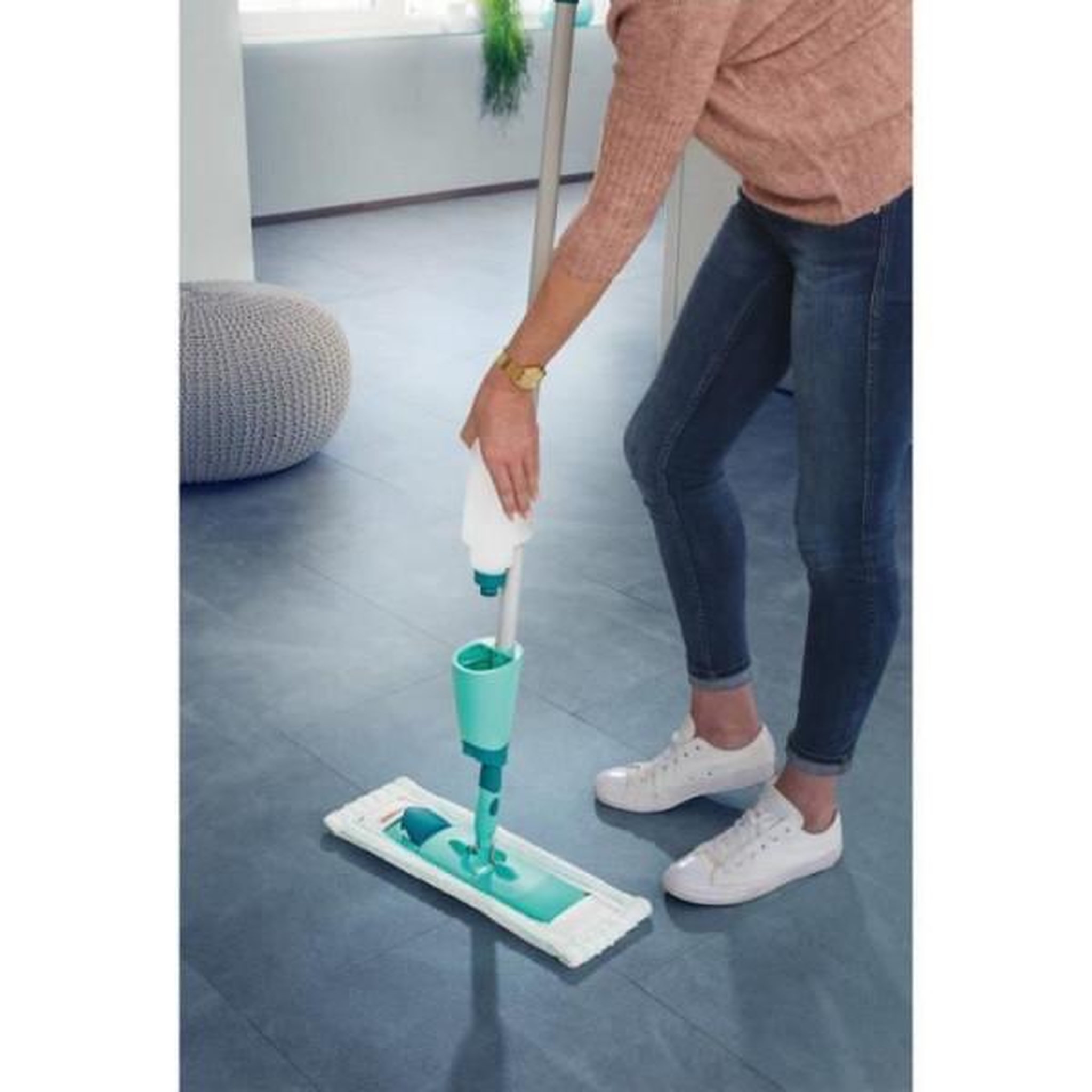 Voir la diapositive 3 : LEIFHEIT Balai pulvérisateur leifheit easy spray xl 56690, lave sol articulé a 360° avec pulvérisateur intégré au manche, housse mi