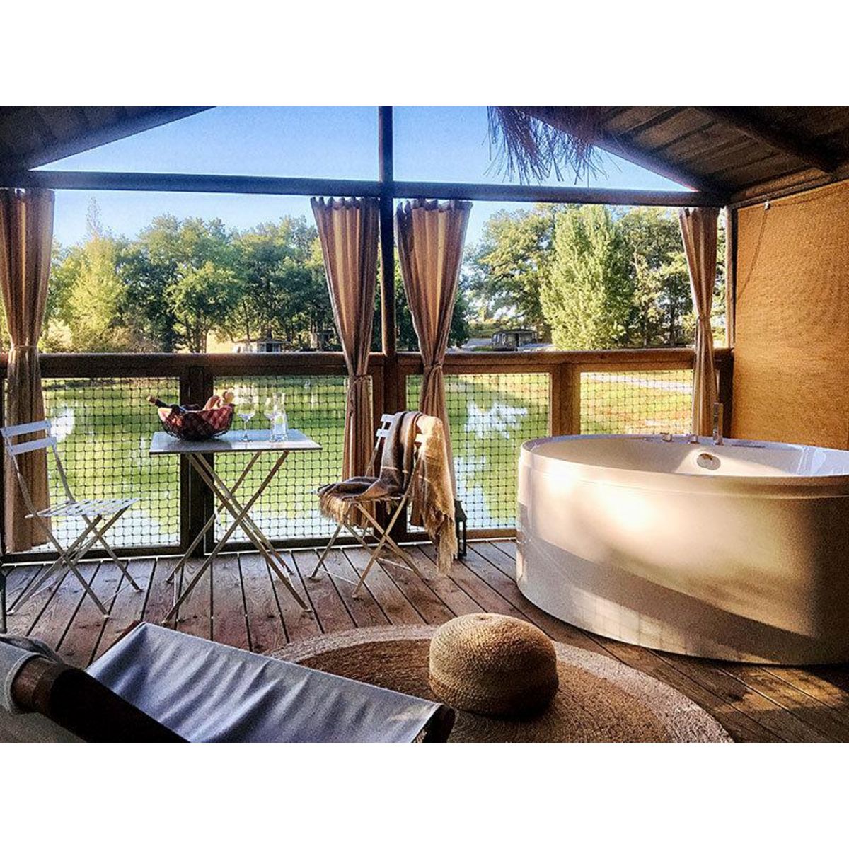 Smartbox Échappée insolite : 2 jours en cabane vue lac avec bain bouillonnant privatif près de Toulouse - Coffret Cadeau Séjour