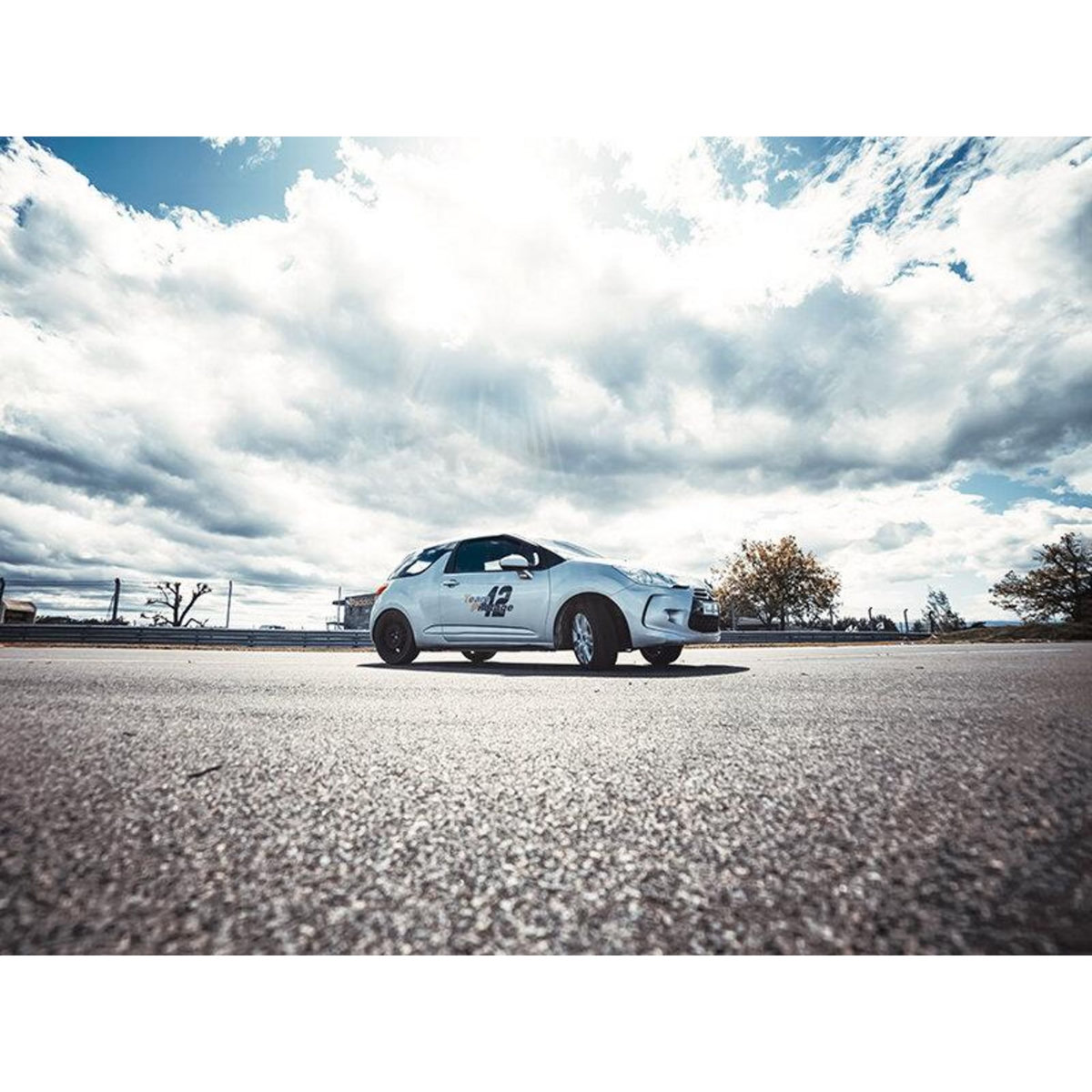 Smartbox Passion Drift : Stage de drift en Citroën DS3 sur le circuit Andrézieux-Bouthéon - Coffret Cadeau Sport & Aventure