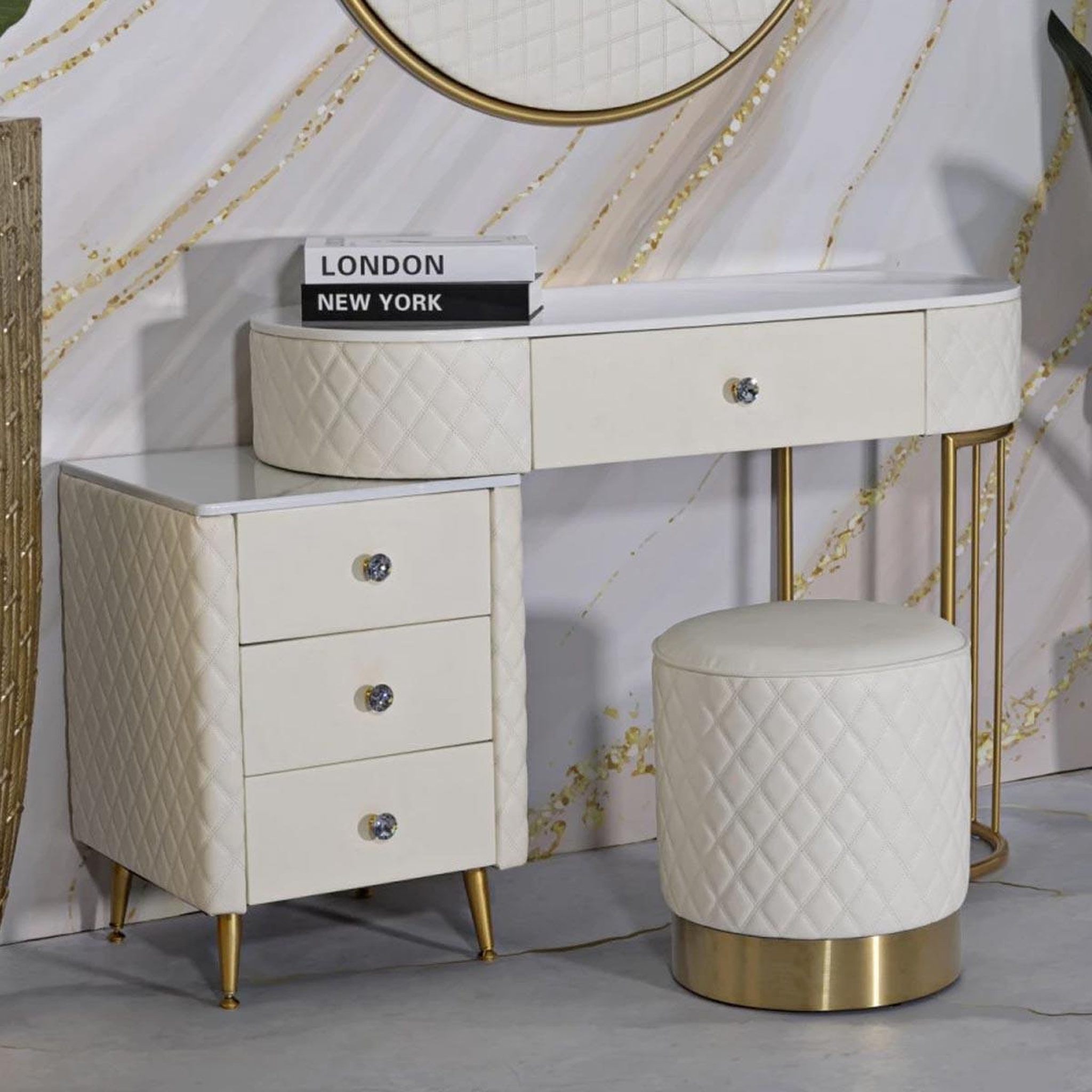 Voir la diapositive 6 : Paris Prix Pouf matelassé  sharon  38cm blanc & or