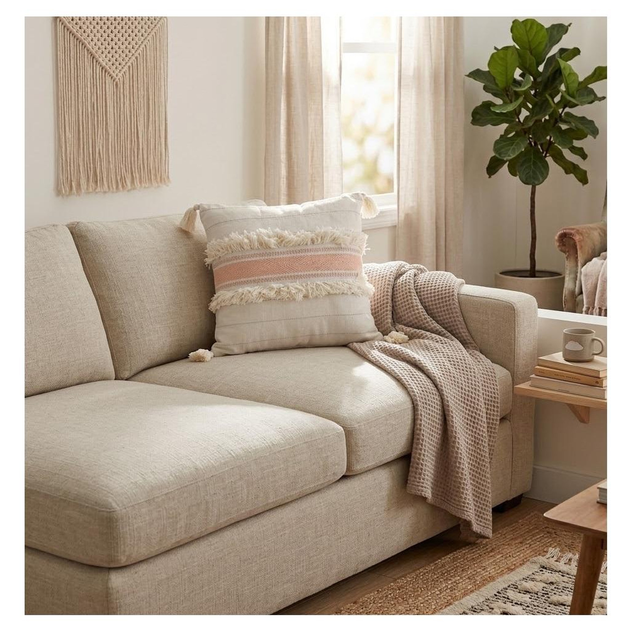 Voir la diapositive 2 : Eden Coussin a pompons indira design et moderne