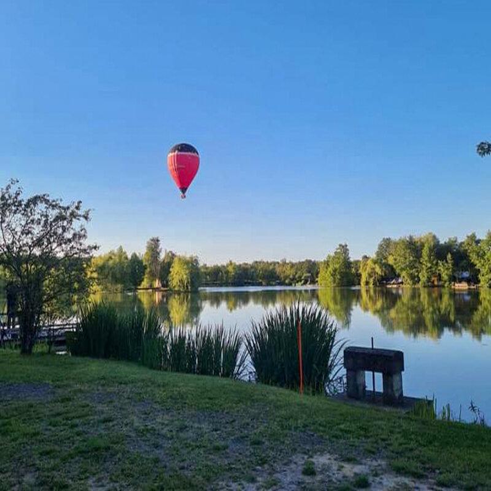 Voir la diapositive 4 : Smartbox Vol en montgolfière au-dessus des étangs de la Dombes en semaine - Coffret Cadeau Sport & Aventure