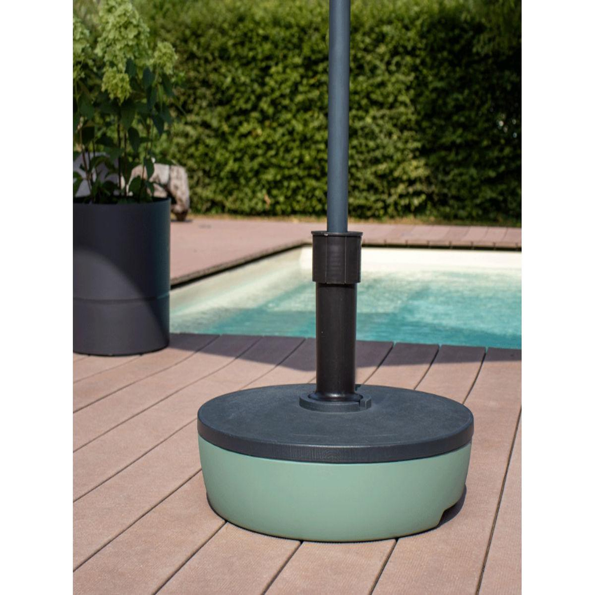 Voir la diapositive 3 : Eda Pied de parasol rond en plastique à remplir 20 L  gris foncé/laurier - EDA
