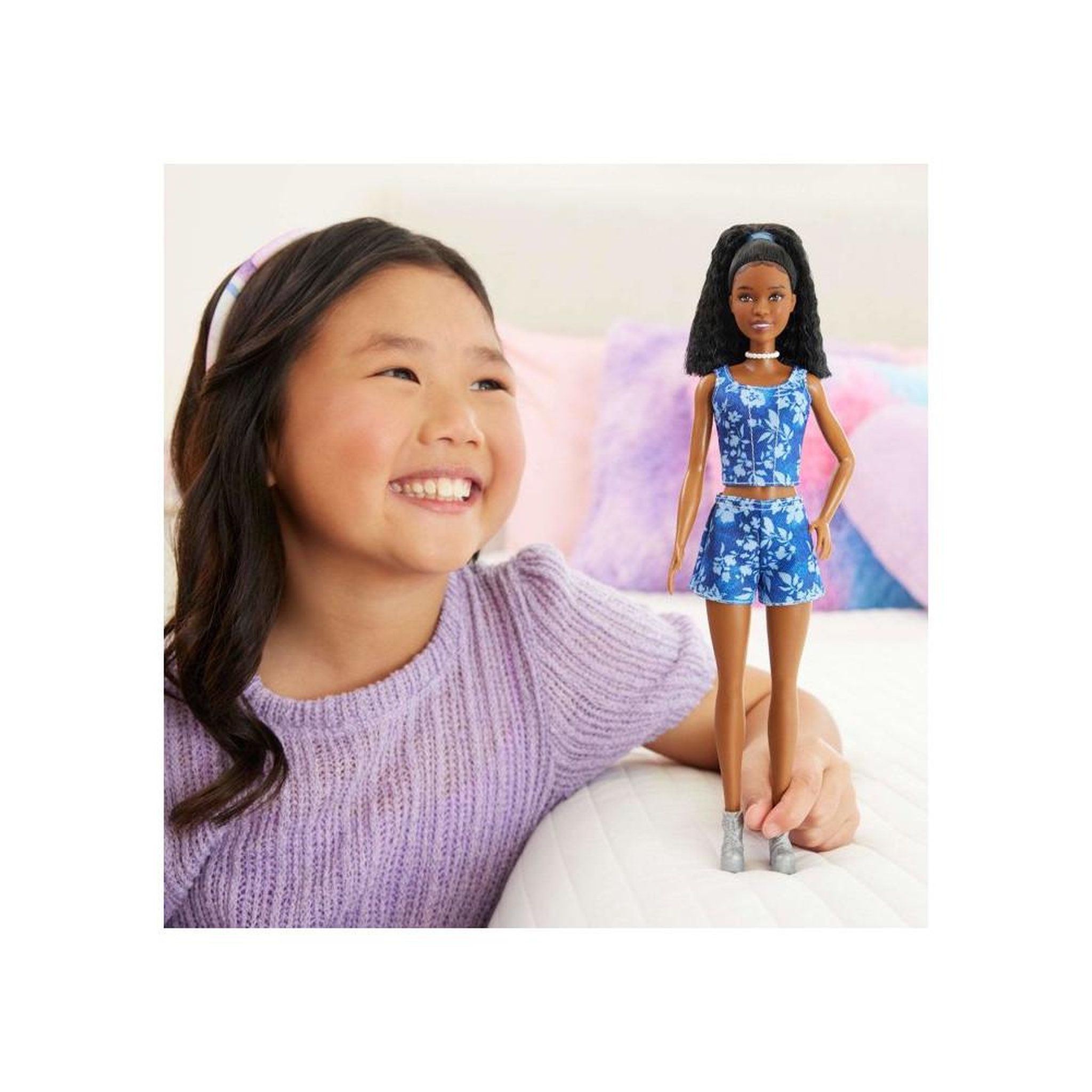Voir la diapositive 5 : MATTEL Poupée mannequin barbie fashionistas jjn61 tenue denim floral bleue et bottes à plateforme argentées