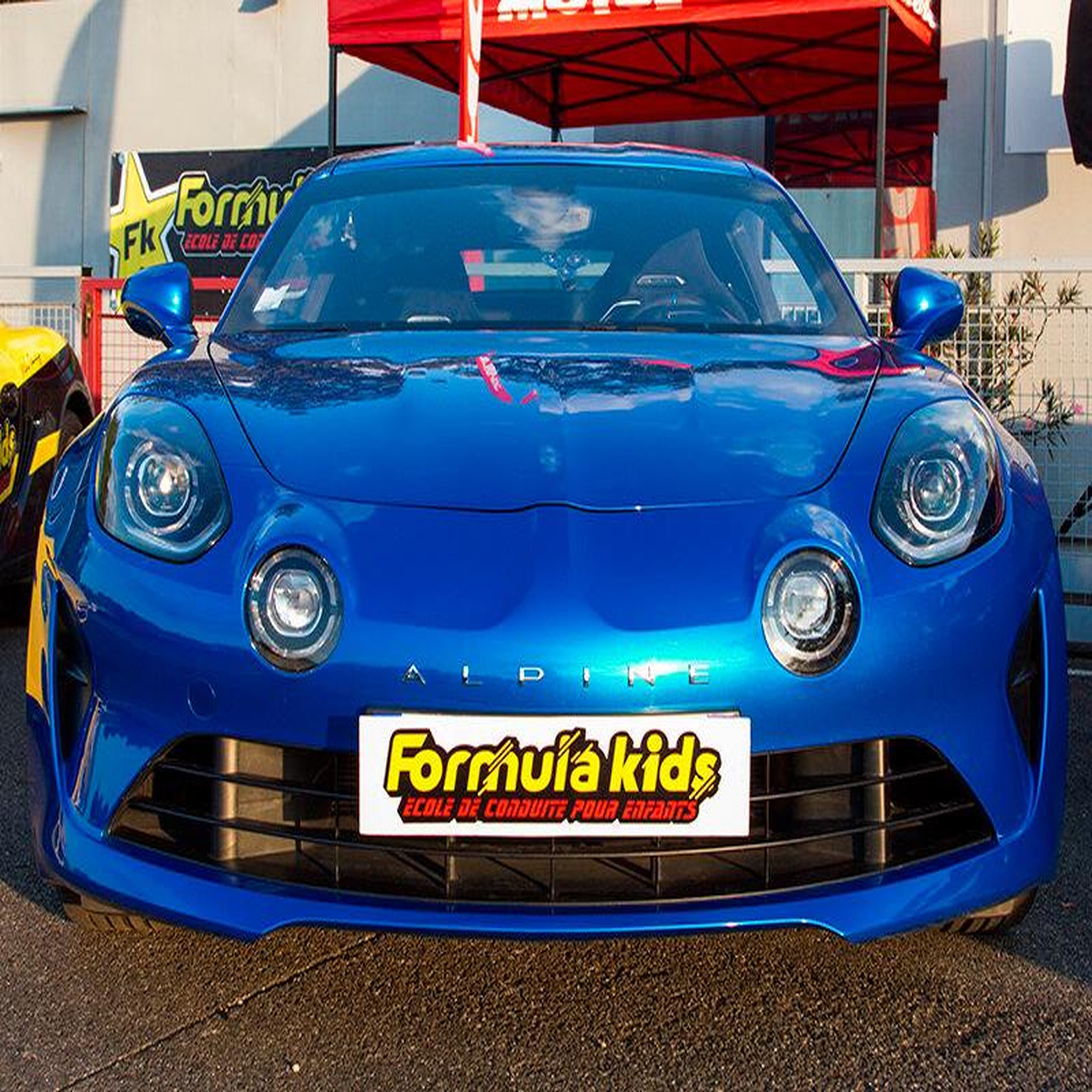 Voir la diapositive 3 : Smartbox Stage pilotage enfant : 6 tours de circuit au volant d'une Alpine A110 - Coffret Cadeau Sport & Aventure