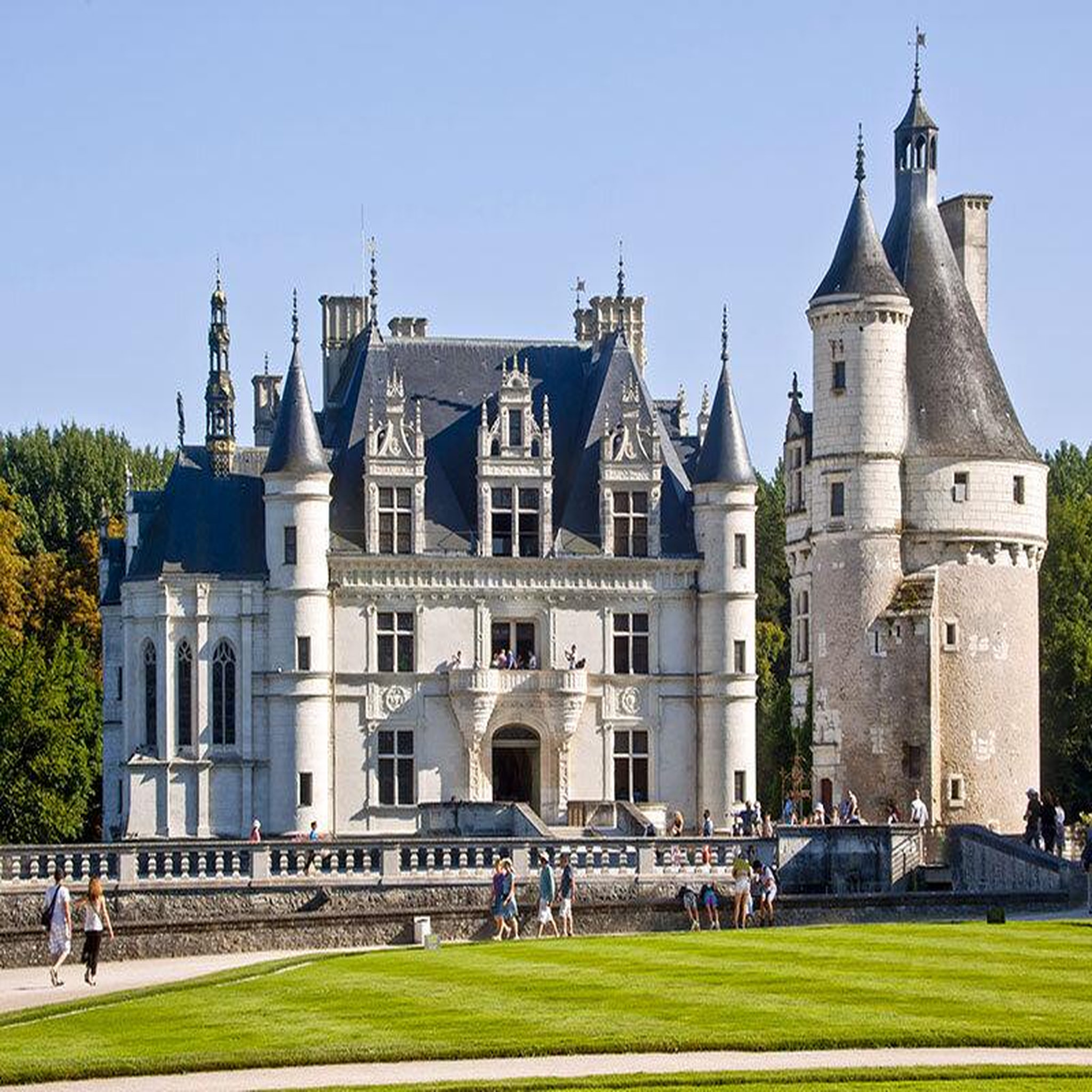 Voir la diapositive 2 : Smartbox Visite du château de chenonceau : billets pour 2 adultes et 2 enfants - coffret cadeau sport & aventure
