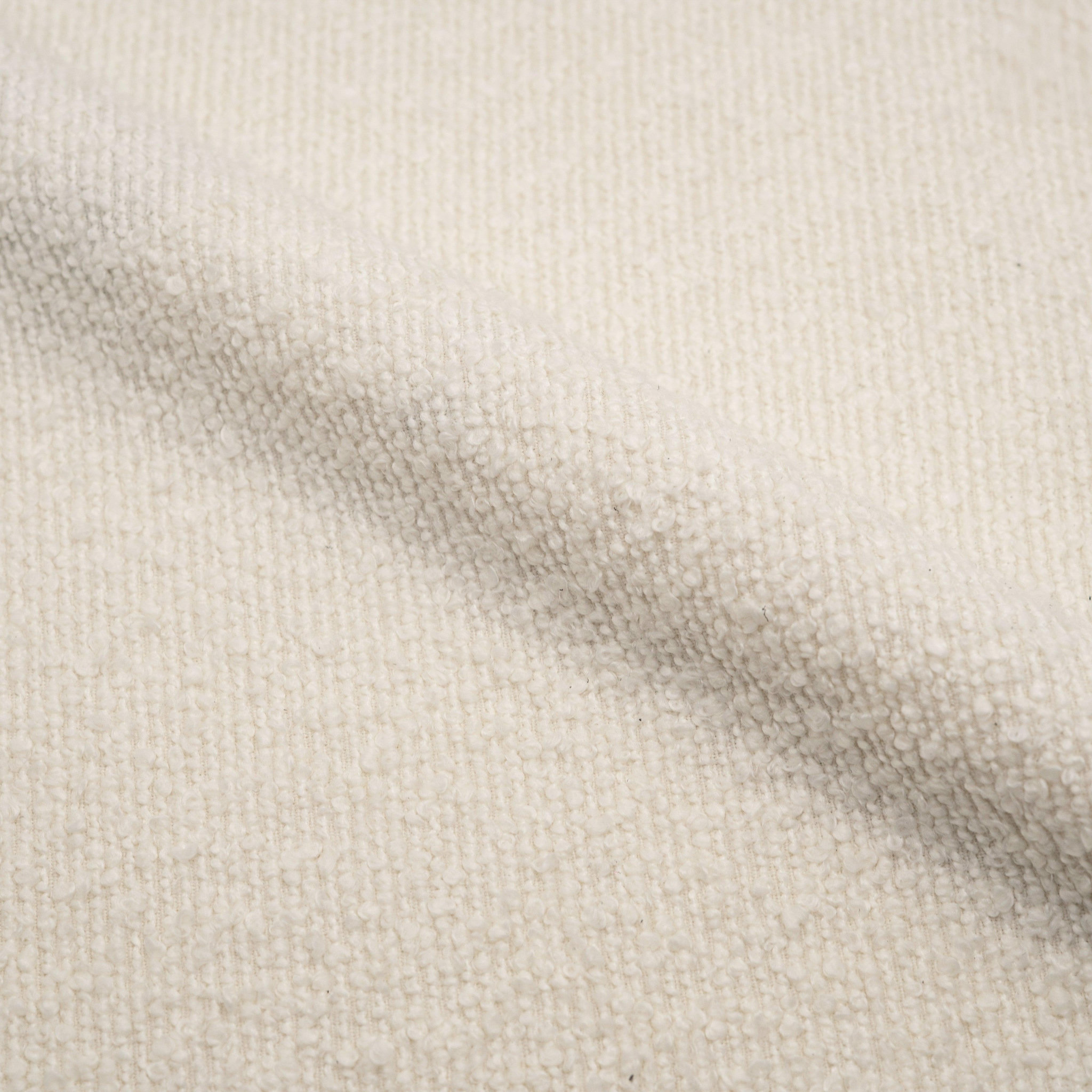 Voir la diapositive 3 : MAISON PAVANE Lot de 2 chaises en tissu bouclé blanc cassé et pieds noirs-maëlie