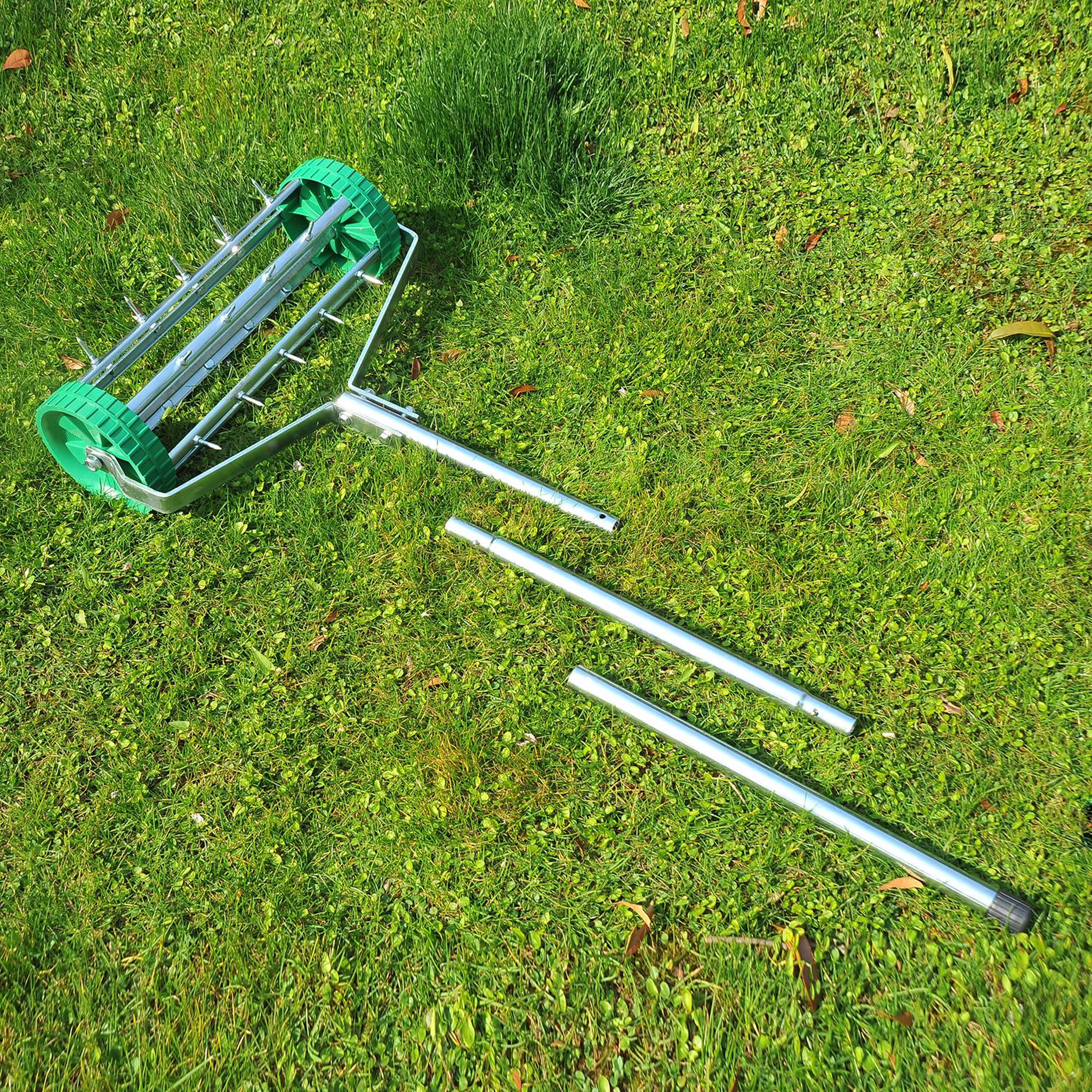 Voir la diapositive 3 : OUTSUNNY Rouleau aérateur pour pelouse avec manche télescopique 98l x 45l x 87h cm vert