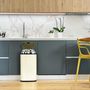 Voir la diapositive 3 : Kitchen move Poubelle automatique 42l creme/inox - bat-42ls02a cream ss