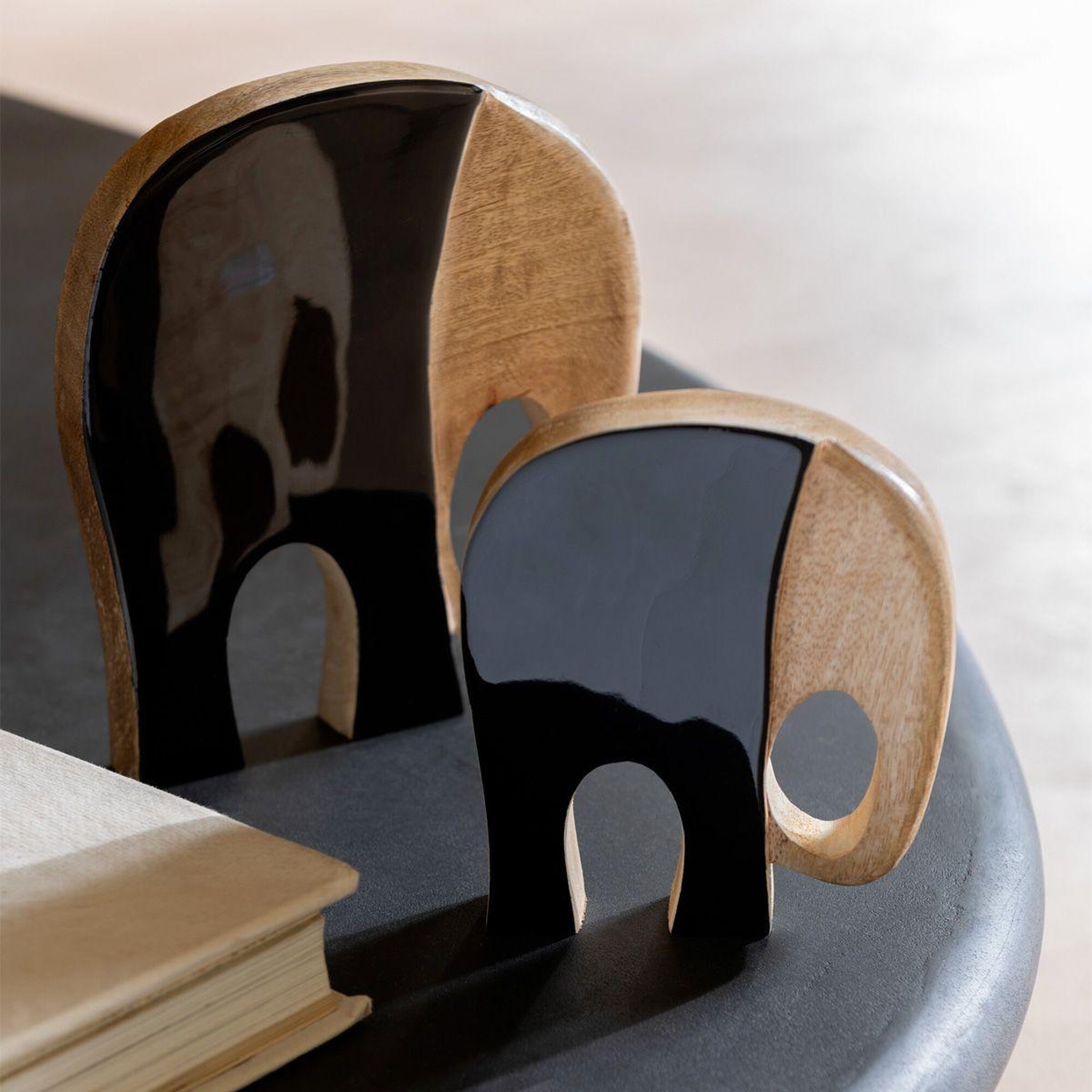 Voir la diapositive 3 : J-LINE Lot de 4 statuettes en bois  éléphants  27cm noir