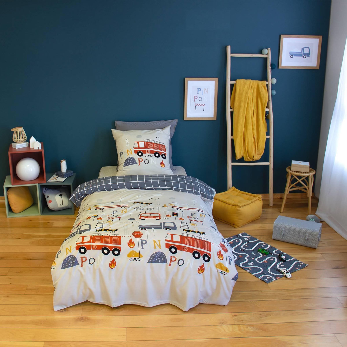 SWEEEK Parure de lit réversible PINPON 1 place imprimé thème pompier en microfibre. 140 x 200cm. 1 housse de couette. 1 taie d'oreiller