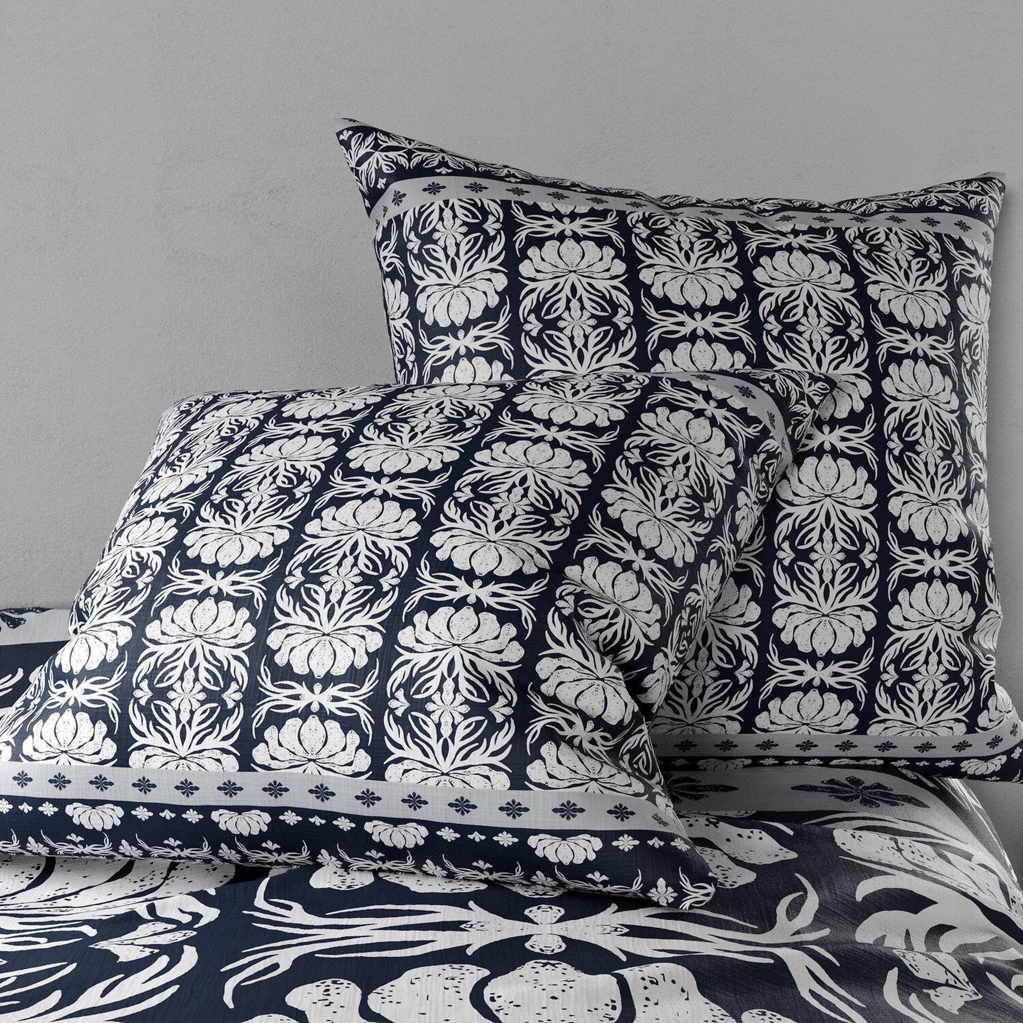 Les Ateliers du Linge Coussin imprimé 100%coton folk. Coloris disponibles : Bleu