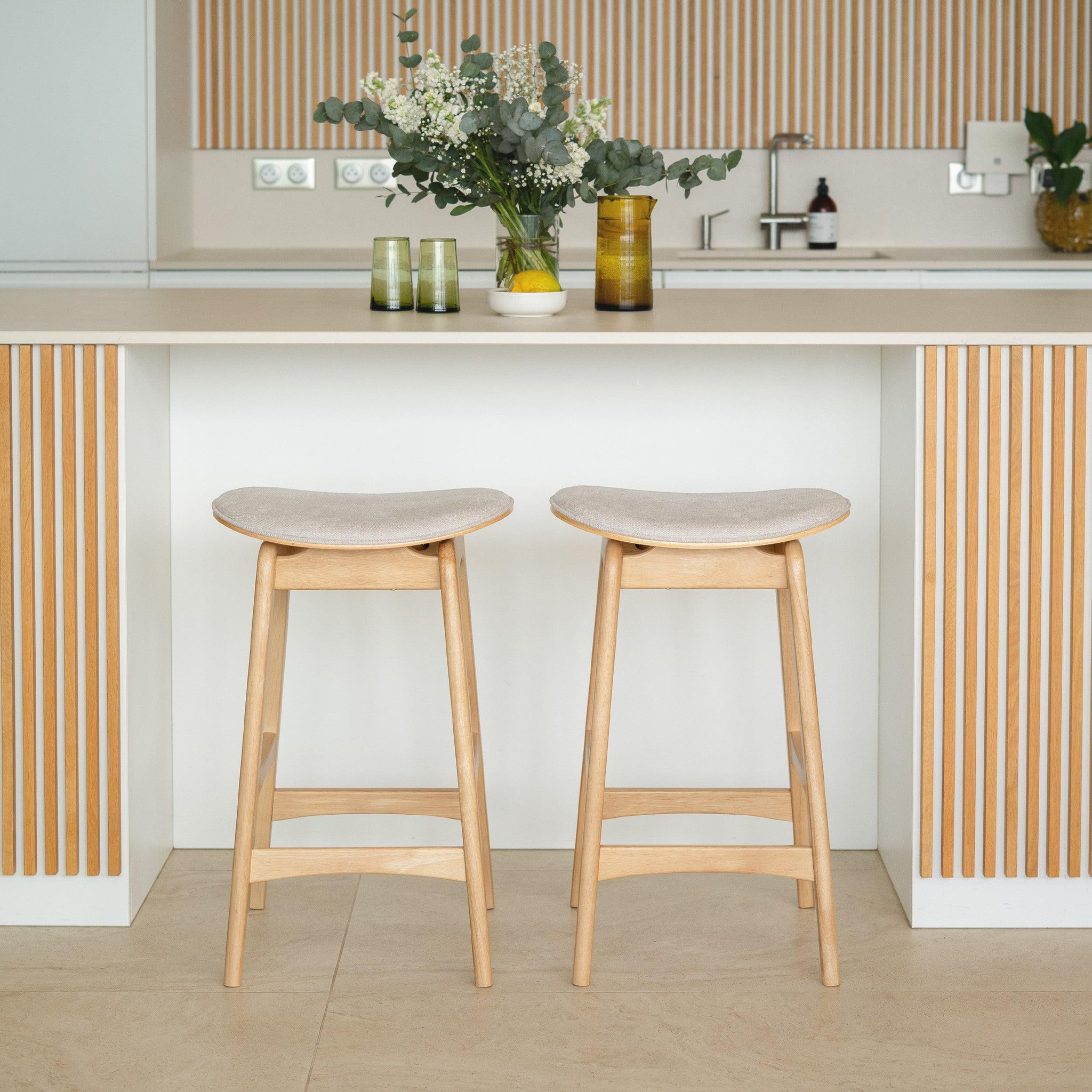 Voir la diapositive 6 : MAISON PAVANE Lot de 2 tabourets pour îlot central 65,5 cm en bois et tissu beige-Jude