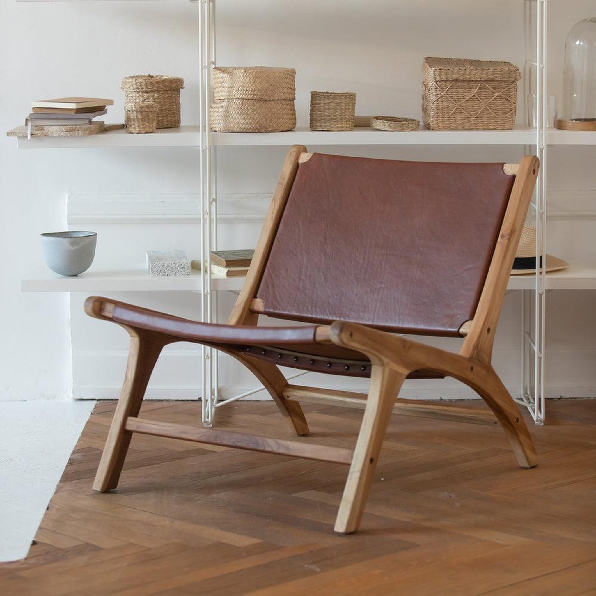 Voir la diapositive 2 : MAISON PAVANE Fauteuil  en teck et cuir lisse marron-kuna