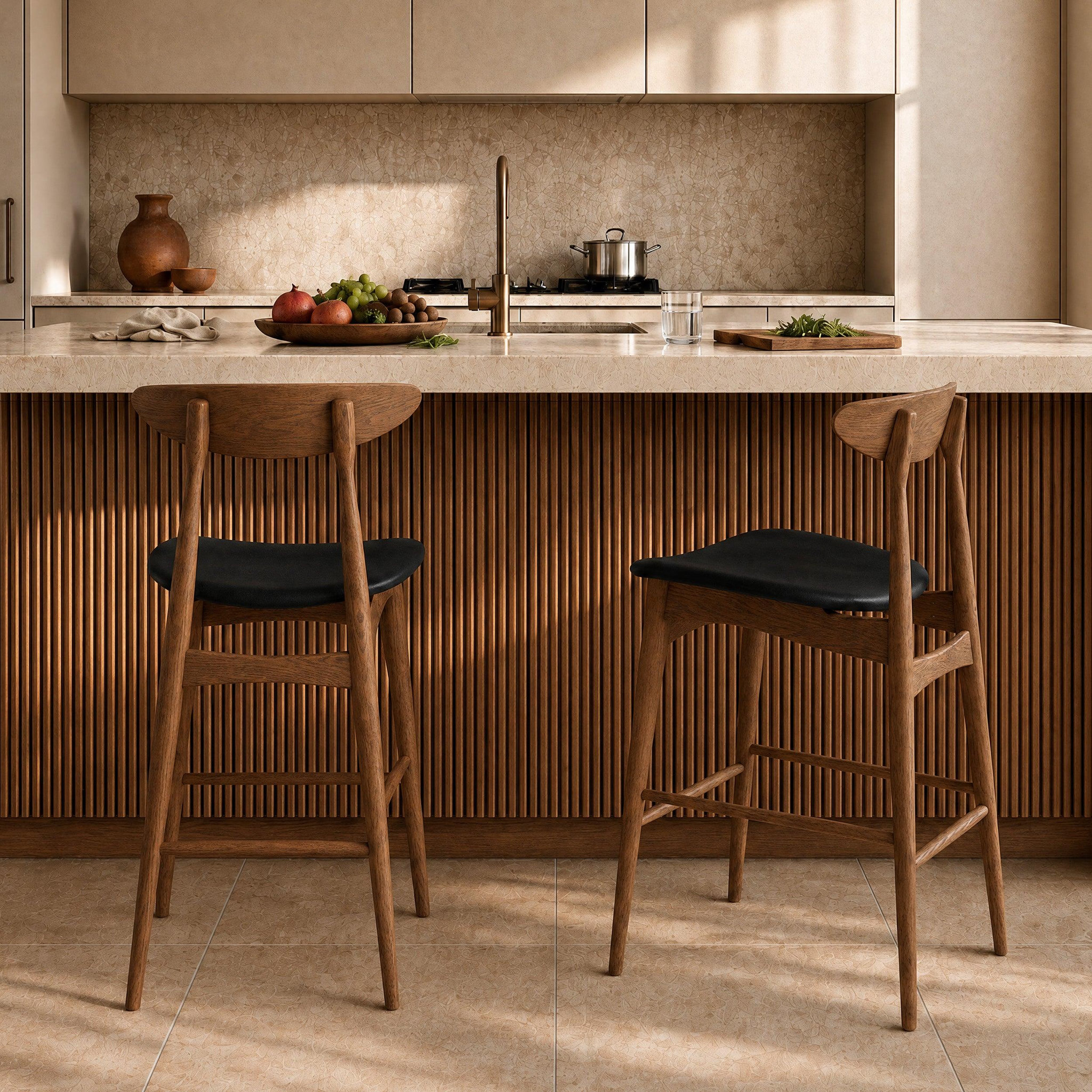 Voir la diapositive 2 : MAISON PAVANE Lot de 2 chaises pour ilot central 63,5 cm en cuir synthétique noir -josette