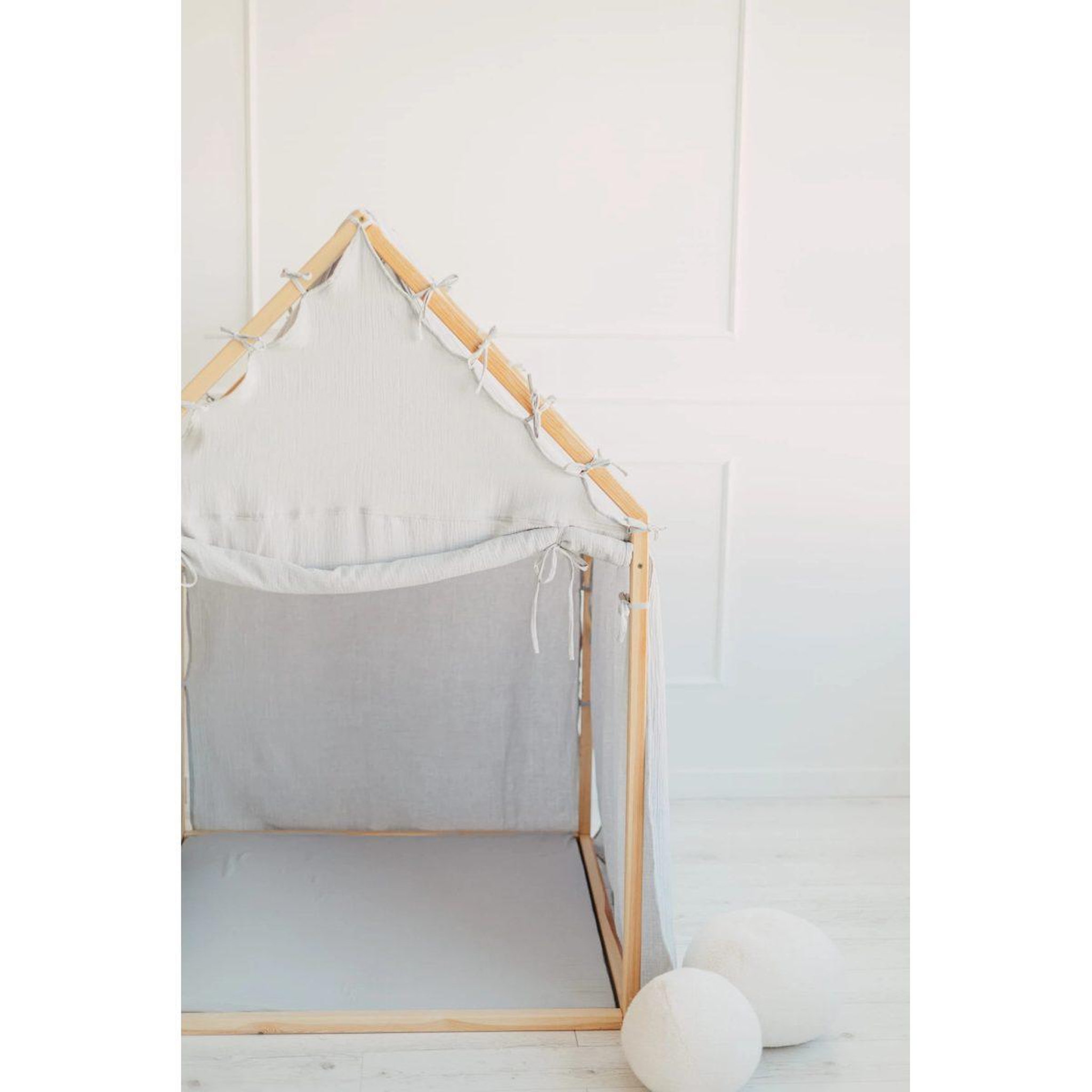 Voir la diapositive 5 : MONIO FOR KIDS Cabane de jeu en bois et mousseline 106 x 106 x 150 cm, store enroulable — Gris