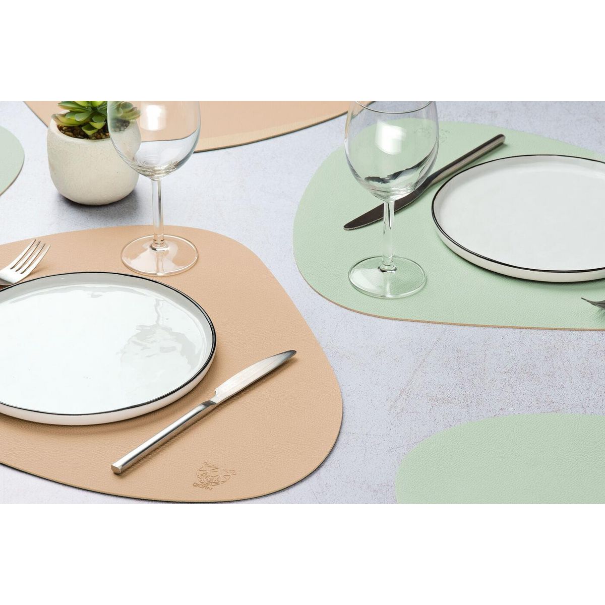 BJORN Set de table curve réversible - 6 pièces - Cuir recyclé rose pâle et vert pâle