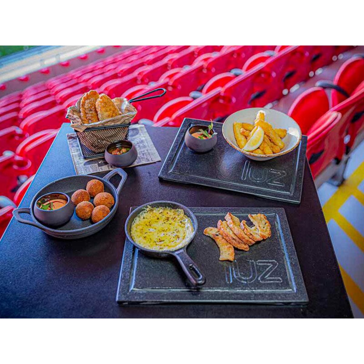 Smartbox Visite du stade de Luz, musée Sport Lisboa e Benfica, écharpe et dîner au Luz by Chakall pour 2 - Coffret Cadeau Sport & Aventure