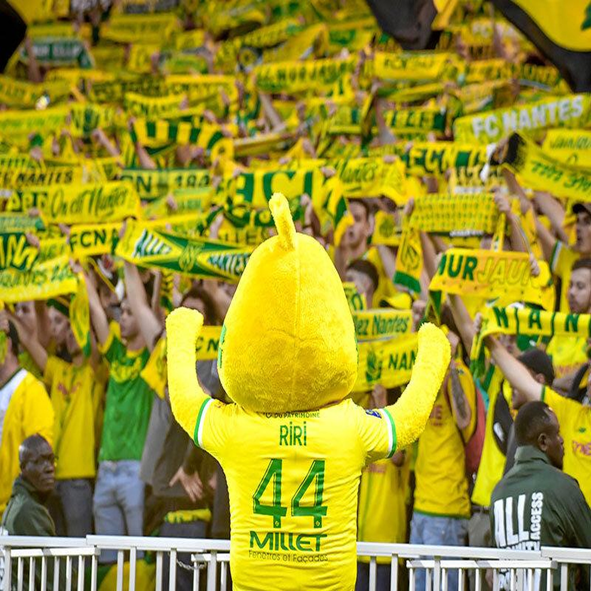 Voir la diapositive 4 : Smartbox FC Nantes : bon cadeau de 49,90 € sur la billetterie pour un match au choix pour 2 personnes - Coffret Cadeau Sport & Aventure