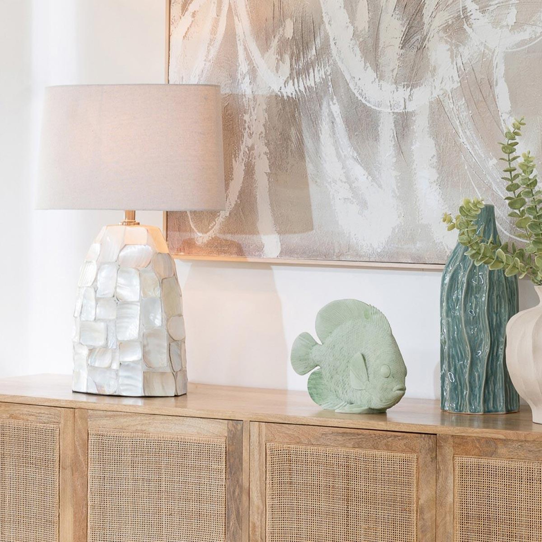 Voir la diapositive 5 : J-LINE Lampe à poser coquillage  effet perlé  67cm blanc cassé