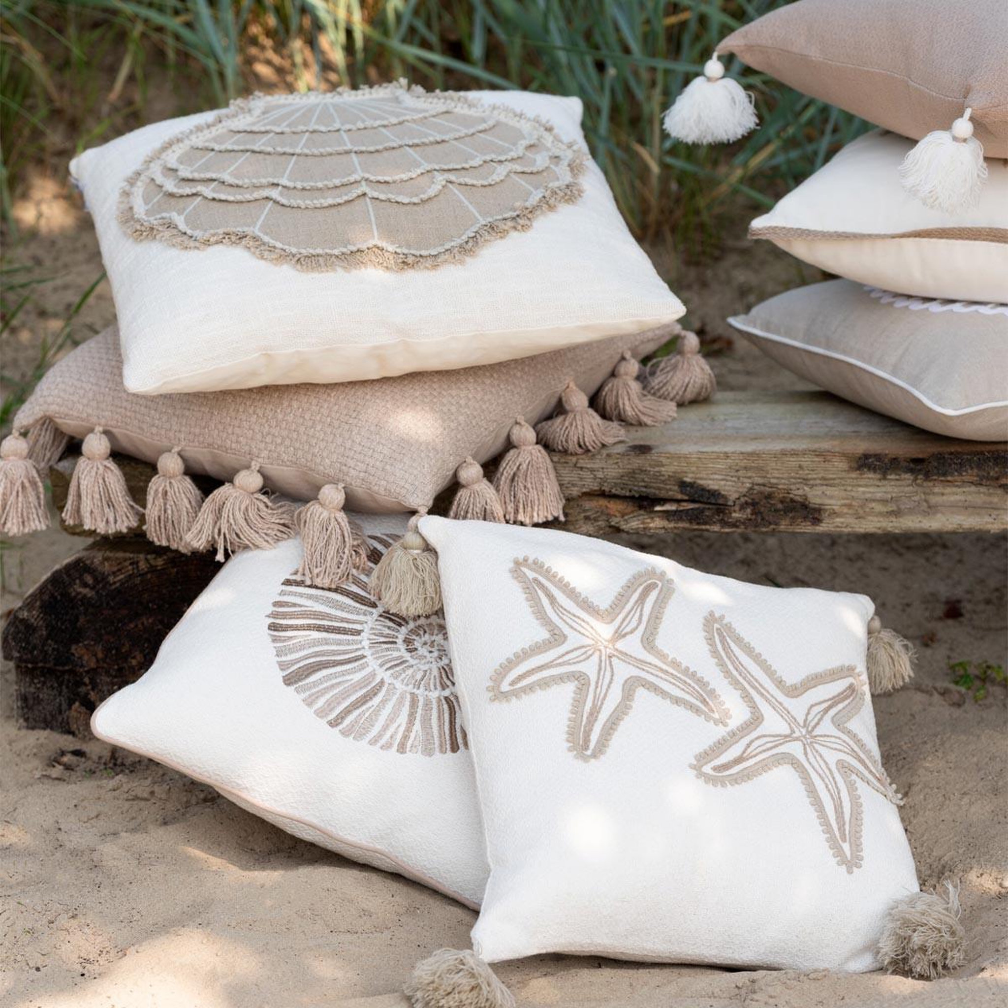 Voir la diapositive 4 : J-LINE Coussin déco en coton  coquillage  50x50cm blanc