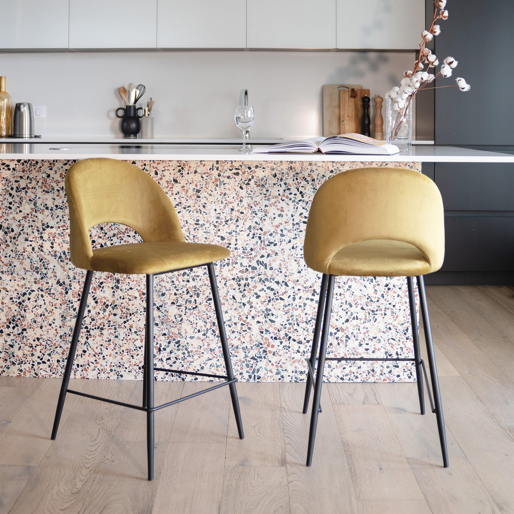 Voir la diapositive 3 : MAISON PAVANE Pack 4 chaises pour îlot central en velours vert et jaune 65 cm-pénélope