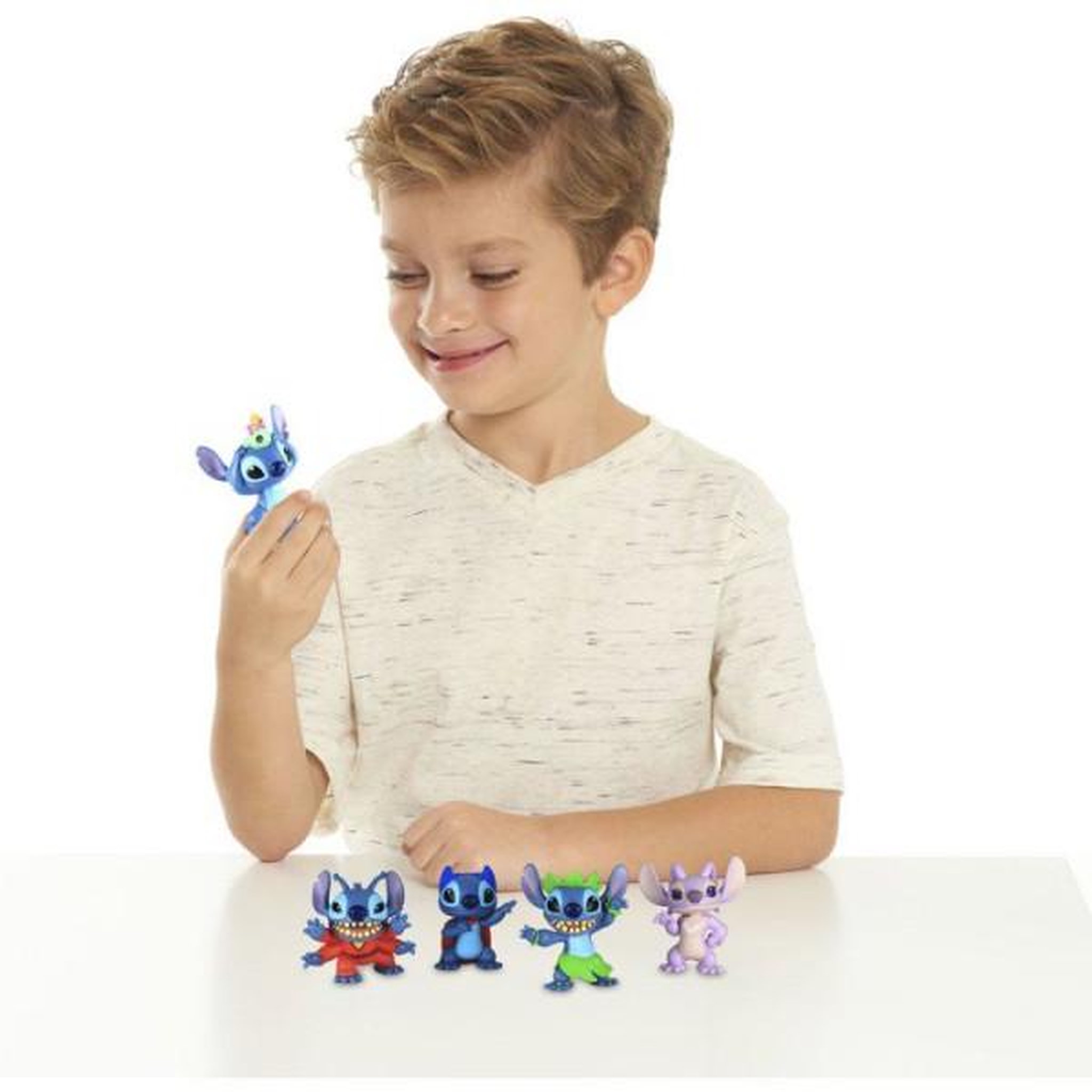 Voir la diapositive 3 : DISNEY Coffret 5 figurines - DISNEY - Stitch - Non articulées - 6 cm - Des 3 ans