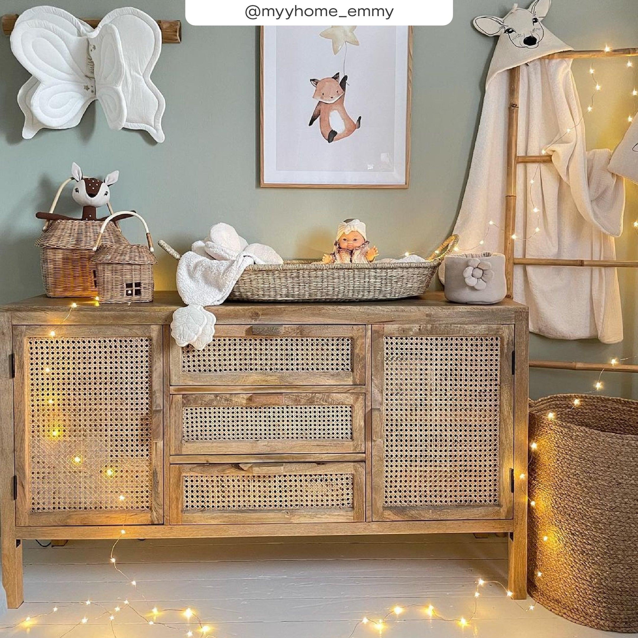 Voir la diapositive 5 : MAISON PAVANE Buffet en bois de manguier et cannage 2 portes 3 tiroirs-tiki