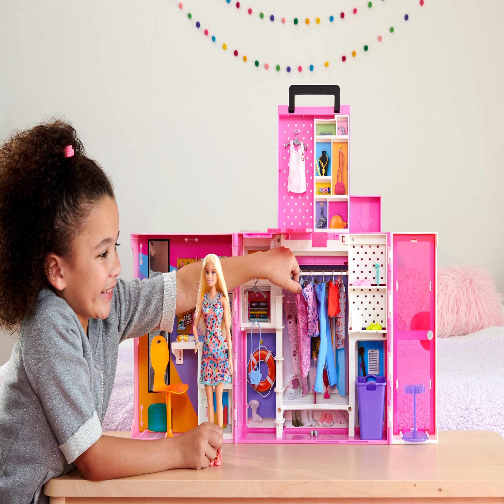 Voir la diapositive 3 : BARBIE Poupée Barbie et son méga dressing 