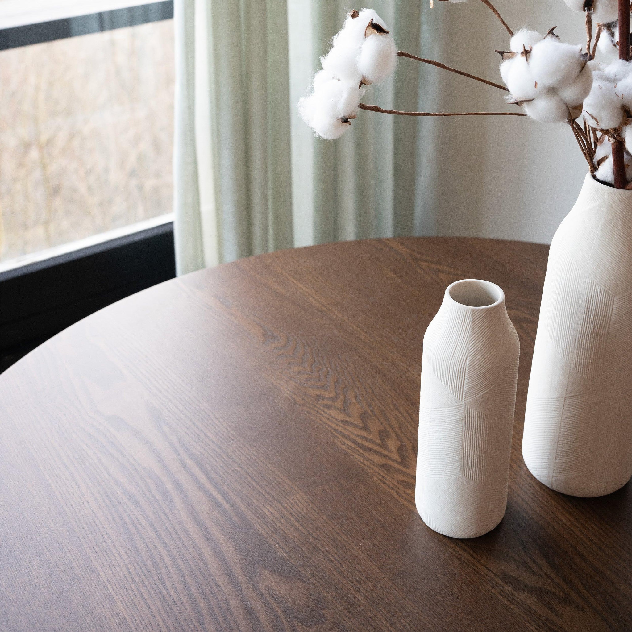 Voir la diapositive 3 : MAISON PAVANE Table ronde 4 personnes en bois foncé finition noyer d105 cm-liwa