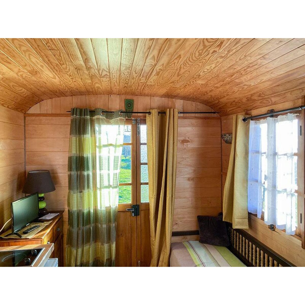 Smartbox 3 jours insolites en roulotte avec accès privatif au bain bouillonnant près de Caracassone - Coffret Cadeau Séjour