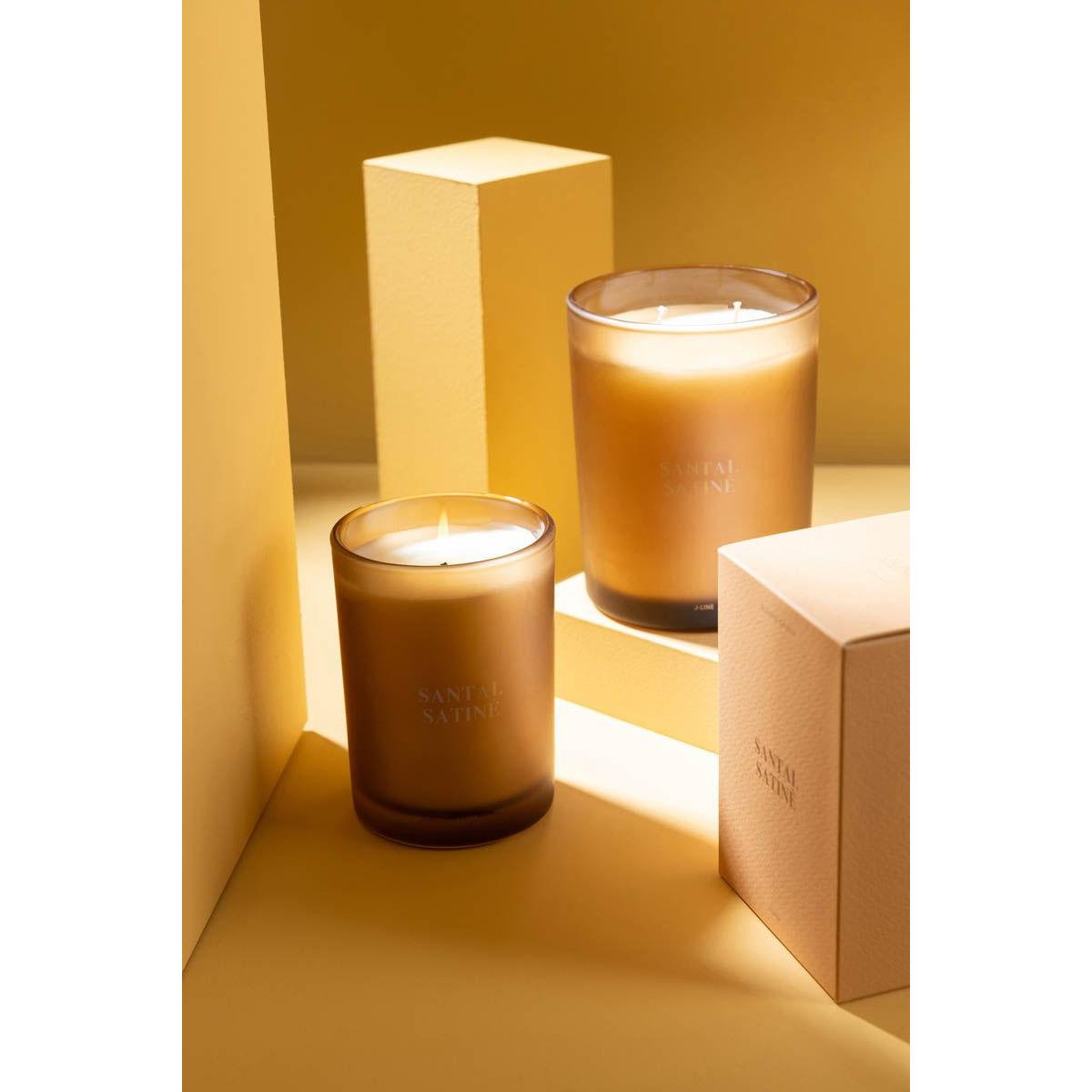 Voir la diapositive 6 : J-LINE Bougie parfumée  accords essentiels  14cm santal satiné