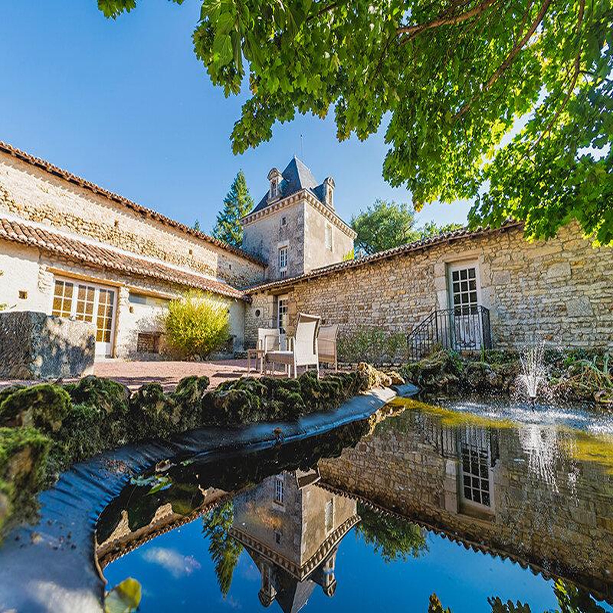 Voir la diapositive 2 : Smartbox Escapade gourmande dans un château près de poitiers avec dîner menu 7 plats - coffret cadeau séjour