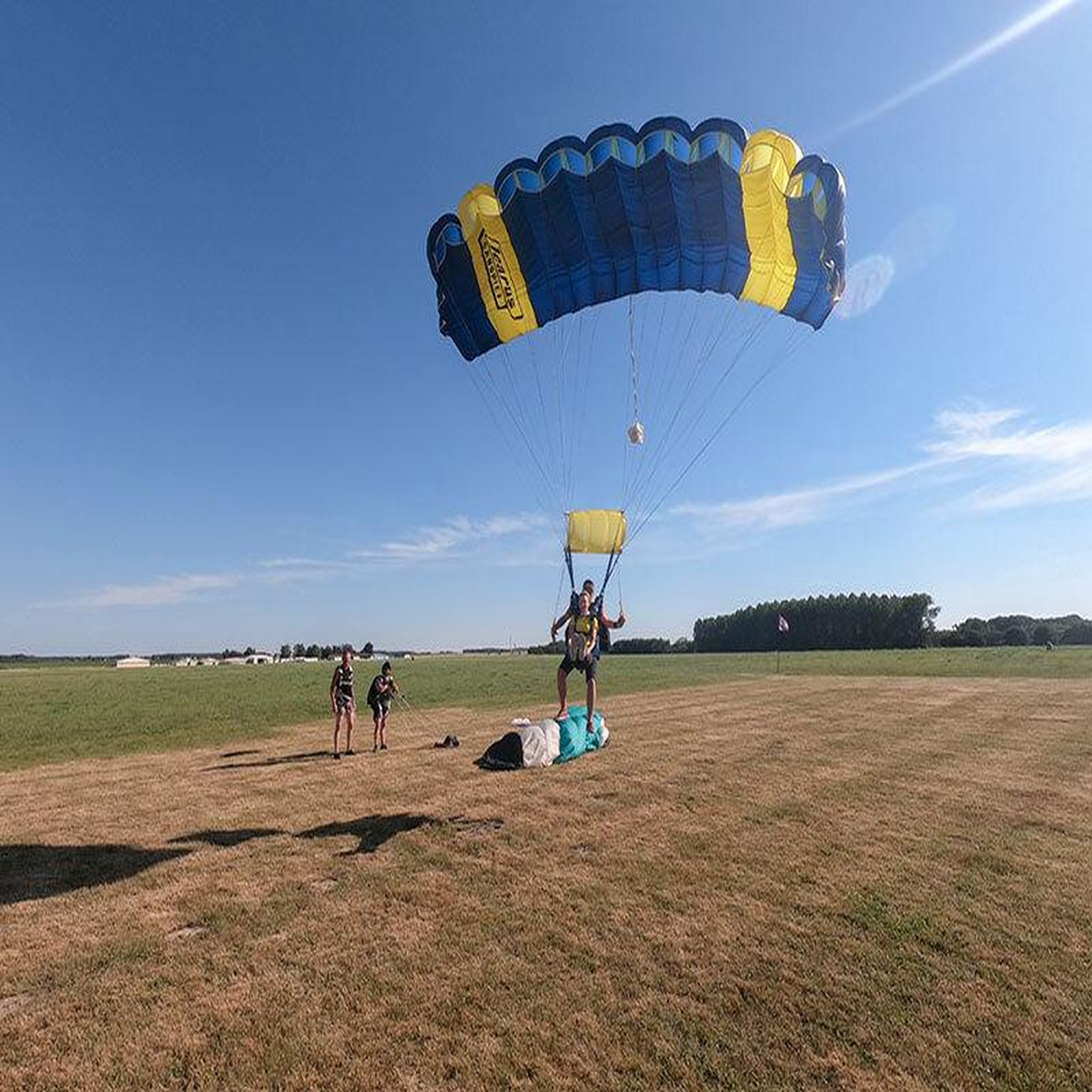 Voir la diapositive 4 : Smartbox Saut en parachute en tandem avec un moniteur près de maubeuge - coffret cadeau sport & aventure
