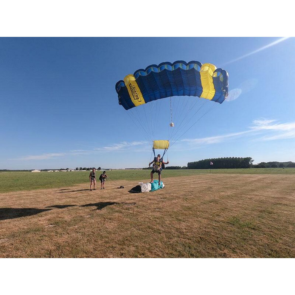 Smartbox Saut en parachute en tandem avec un moniteur près de Maubeuge - Coffret Cadeau Sport & Aventure