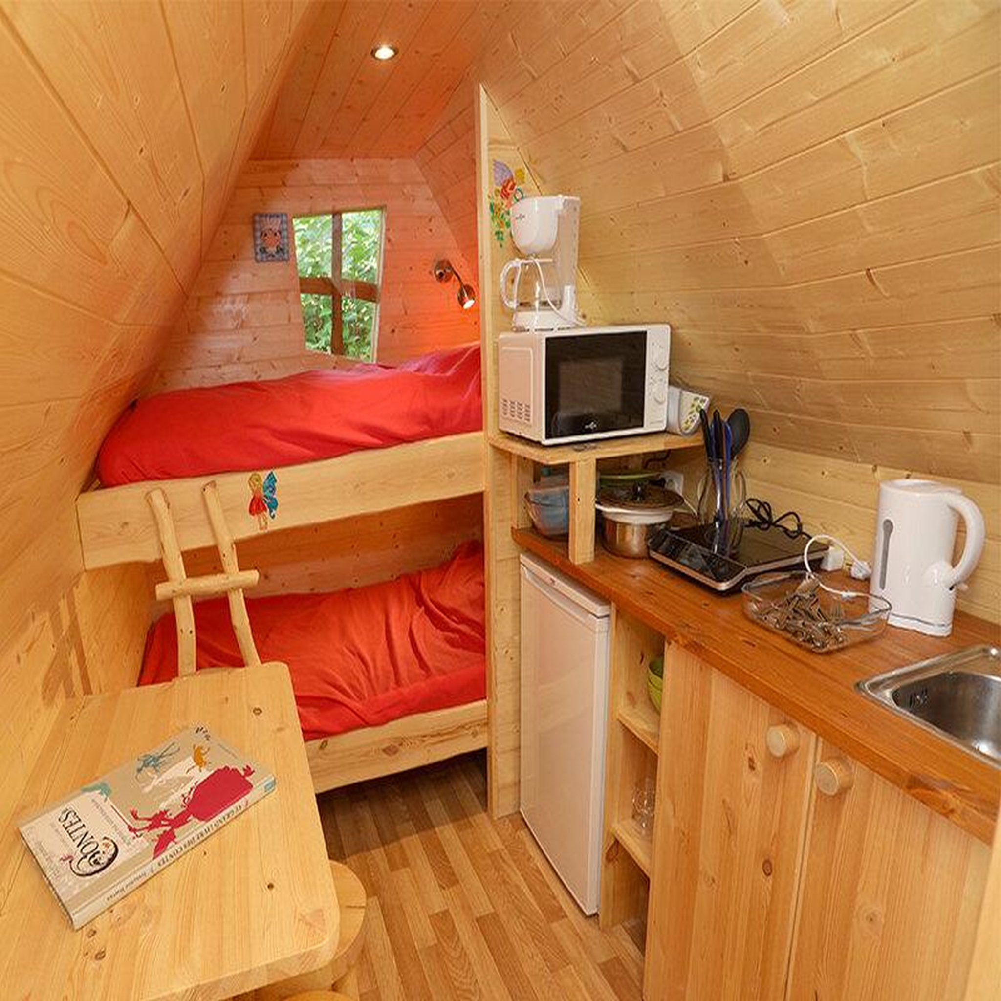 Voir la diapositive 2 : Smartbox Séjour insolite en famille : 3 jours en maison des fées de Hansel et Gretel près d'Abbeville - Coffret Cadeau Séjour