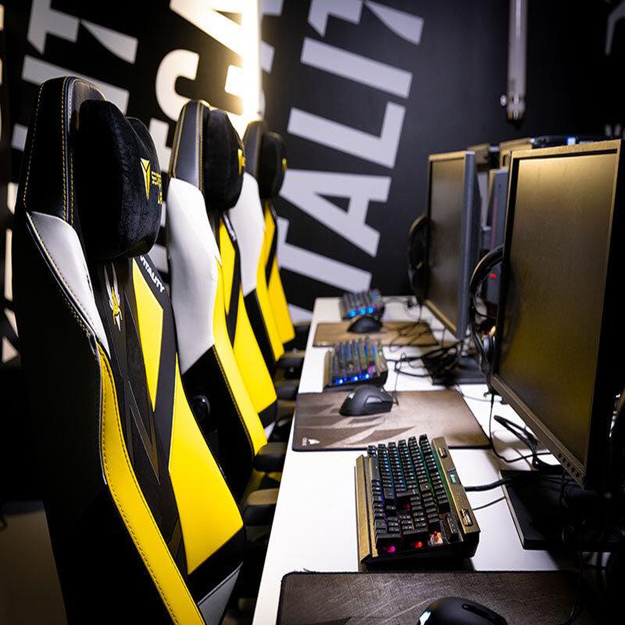 Voir la diapositive 2 : Smartbox E-sport à paris : 5h en espace privatif de team vitality pour 5 personnes - coffret cadeau sport & aventure