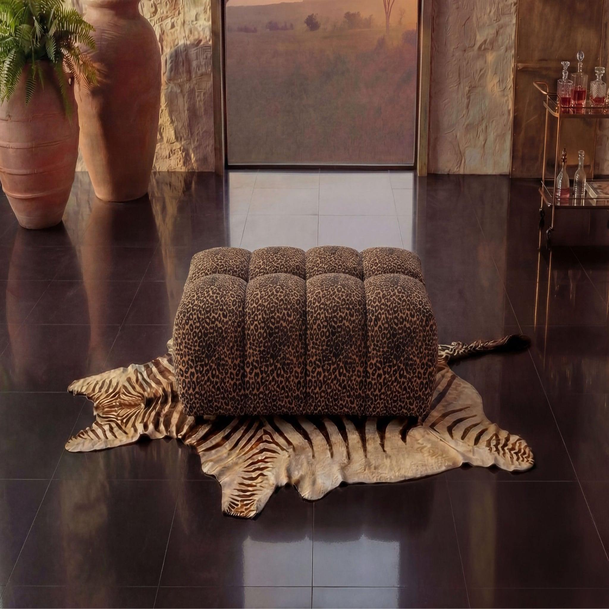 Voir la diapositive 5 : CASANOVA PARIS Alexia - pouf en tissu imprimé animalier 120x60x40