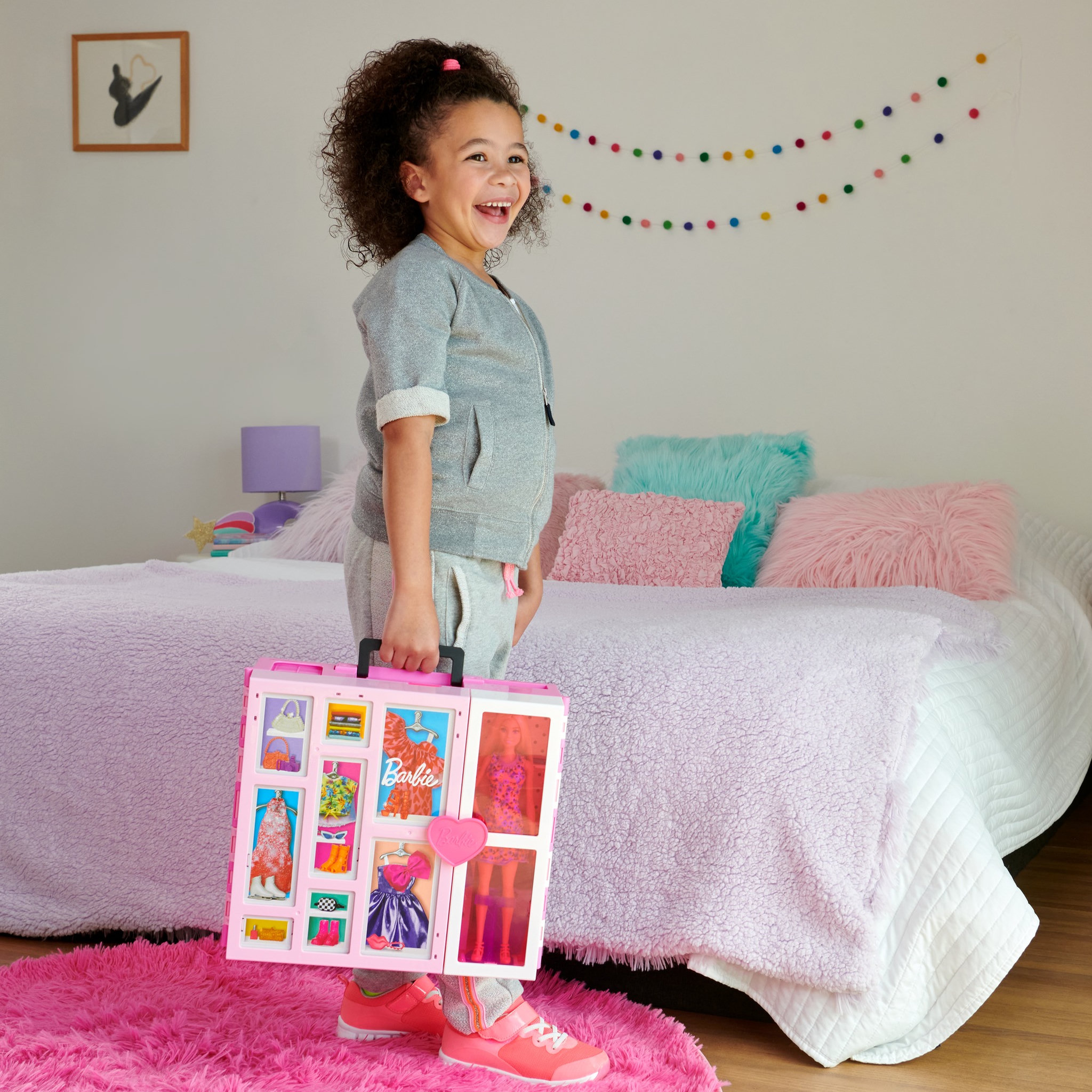 Voir la diapositive 4 : BARBIE Poupée Barbie et son méga dressing 