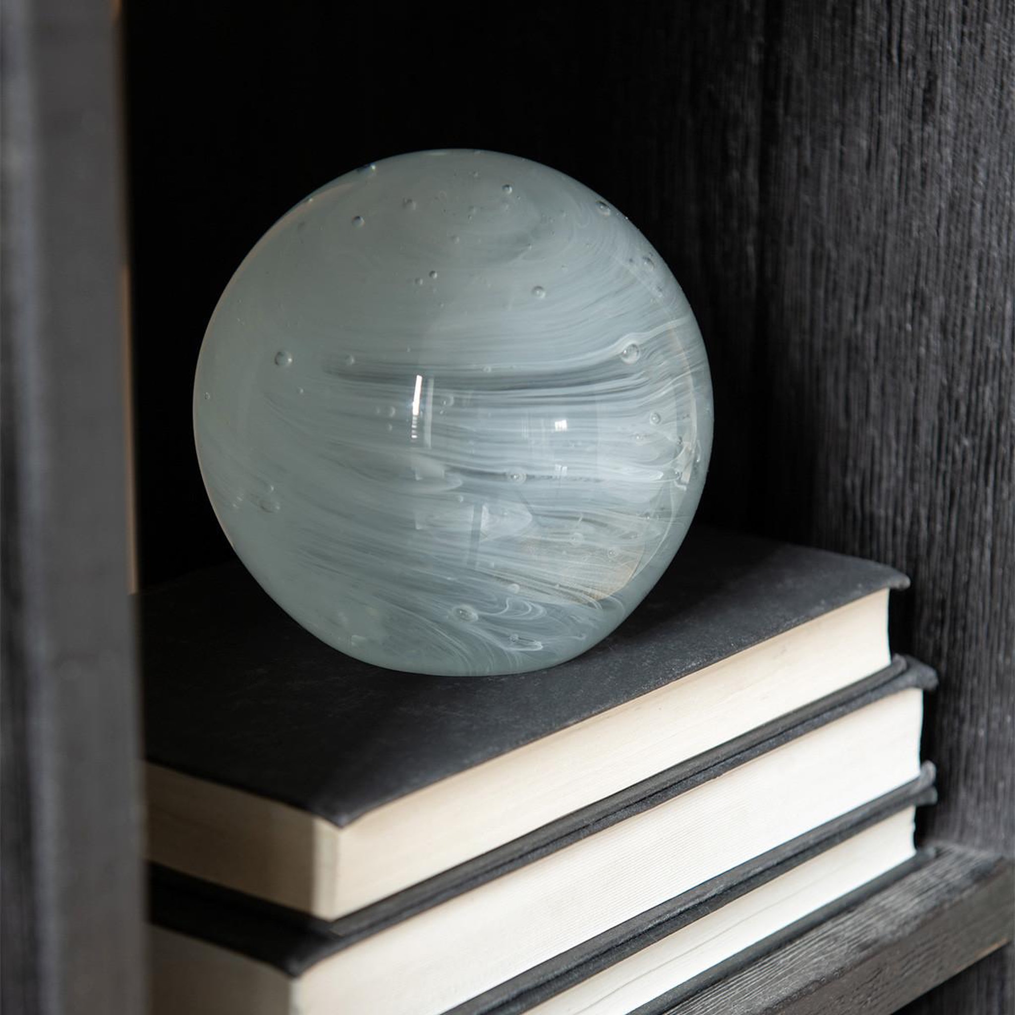 Voir la diapositive 3 : J-LINE Presse-papier en verre  twister  11cm blanc