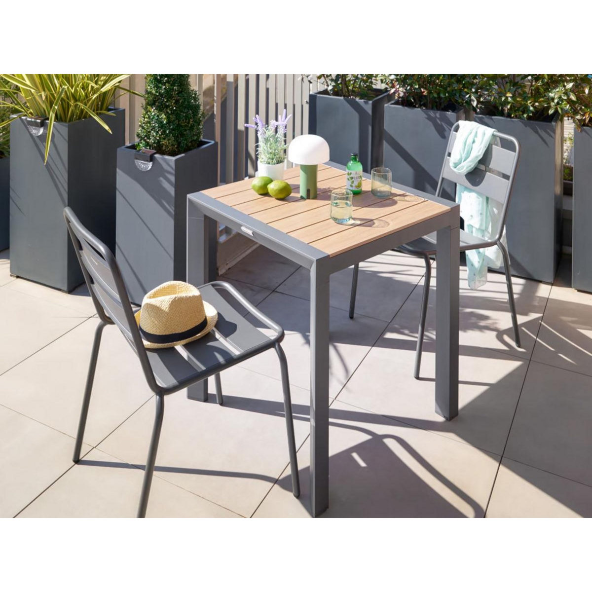 HESPERIDE Table de jardin carrée alu Evasion 2 places effet bois - Hespéride