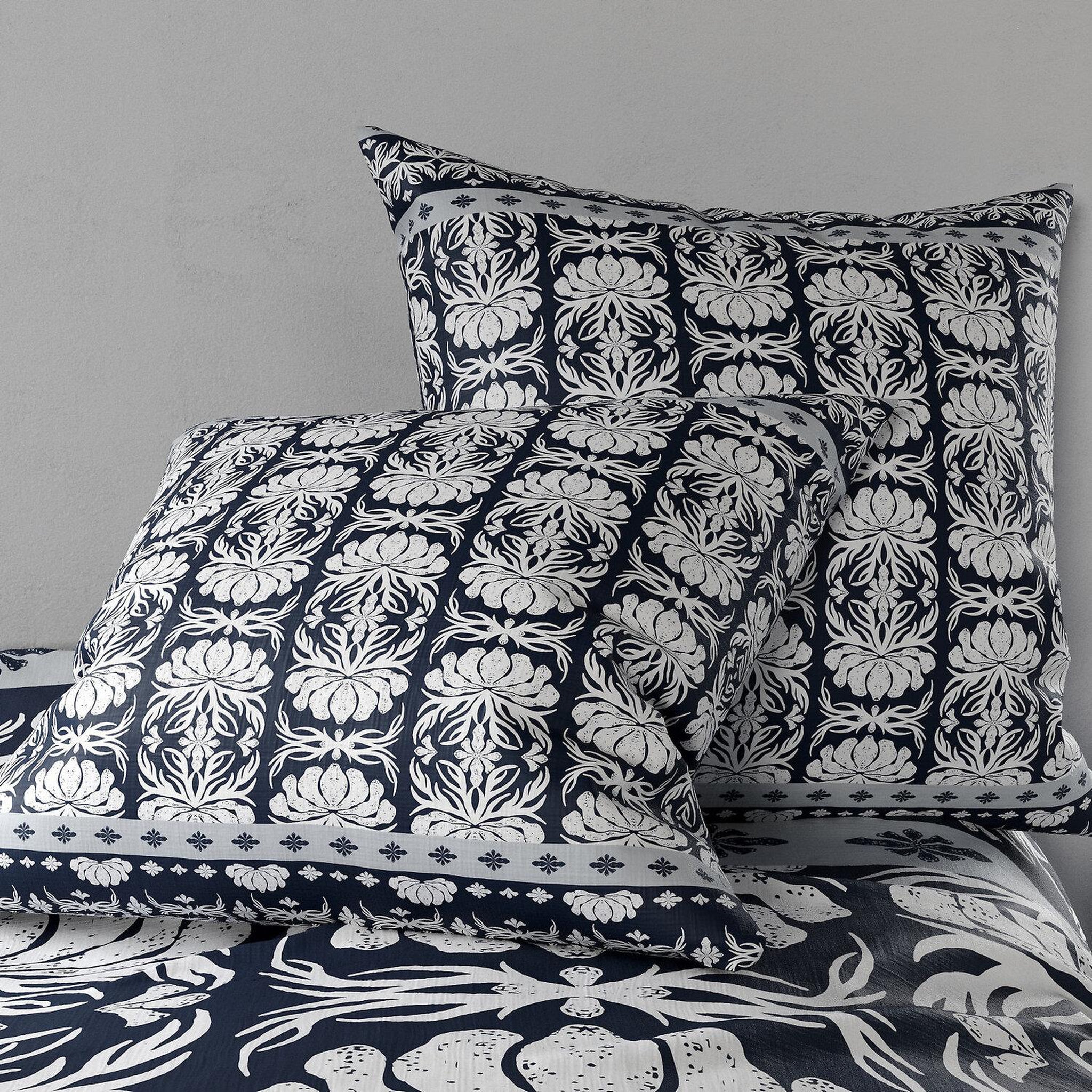 Voir la diapositive 4 : Les Ateliers du Linge Coussin imprimé 100%coton folk