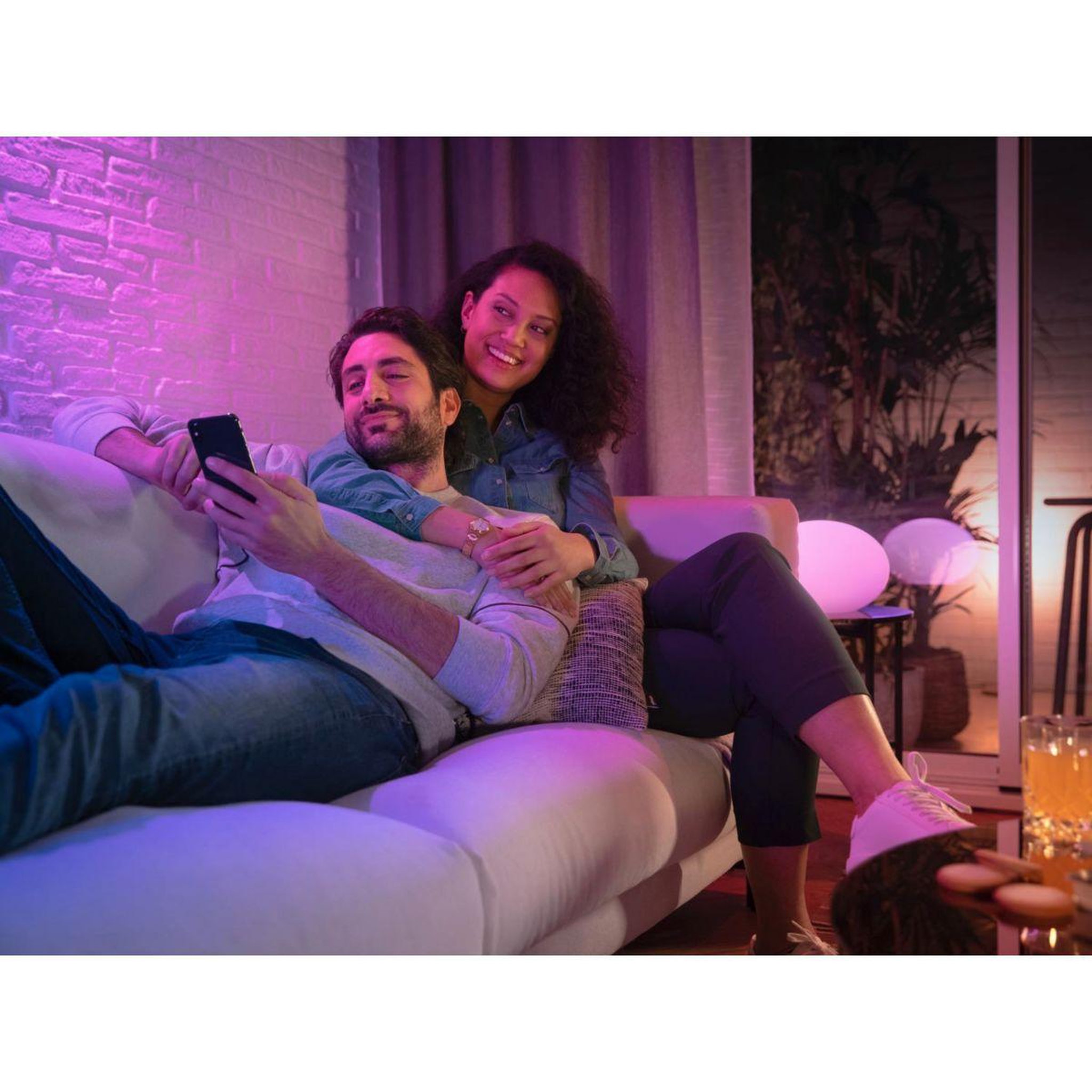 Voir la diapositive 4 : Philips Ampoule LED connectée HUE W&C GU10 5.7W