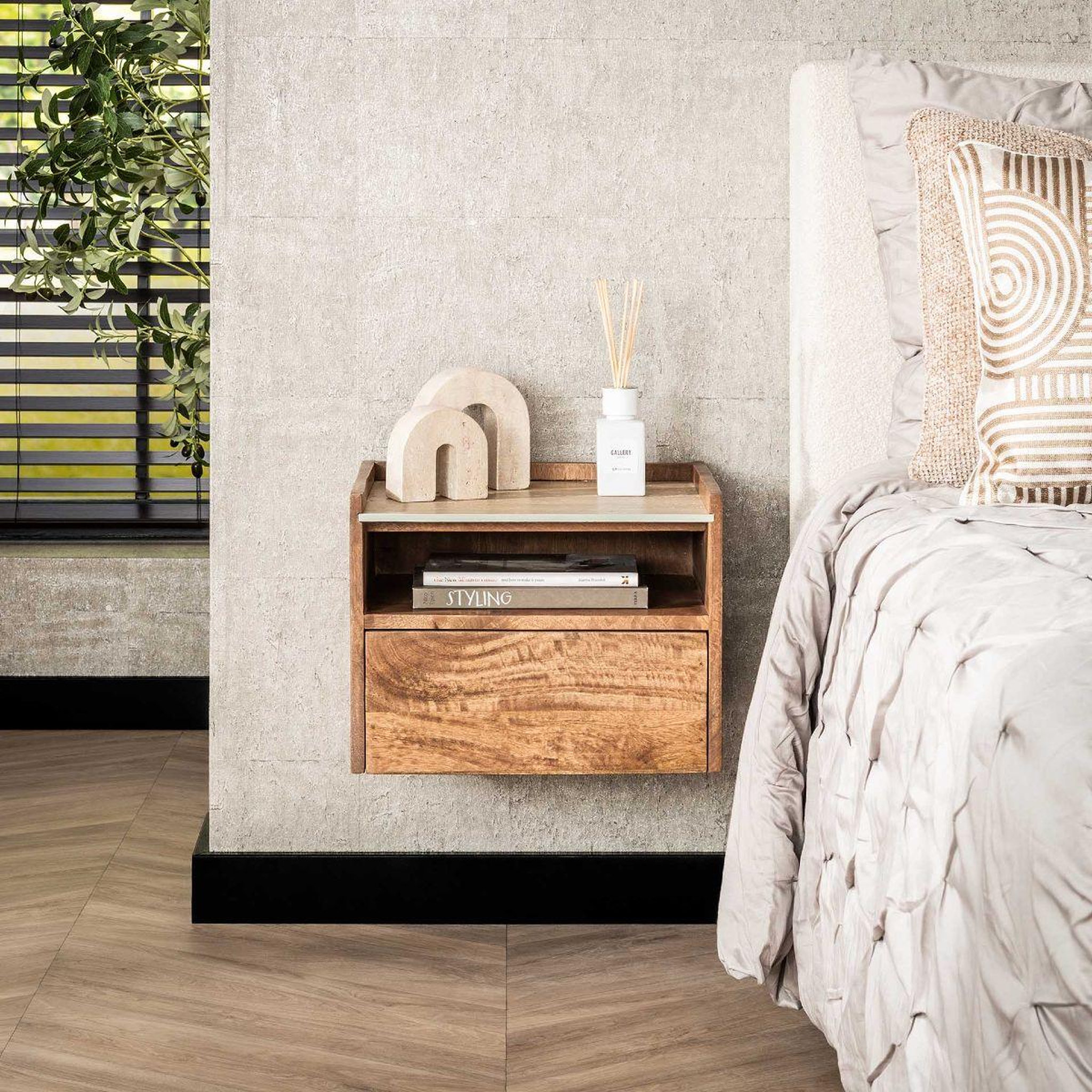 Voir la diapositive 2 : JLC KREATION Table de chevet en bois massif roccia l