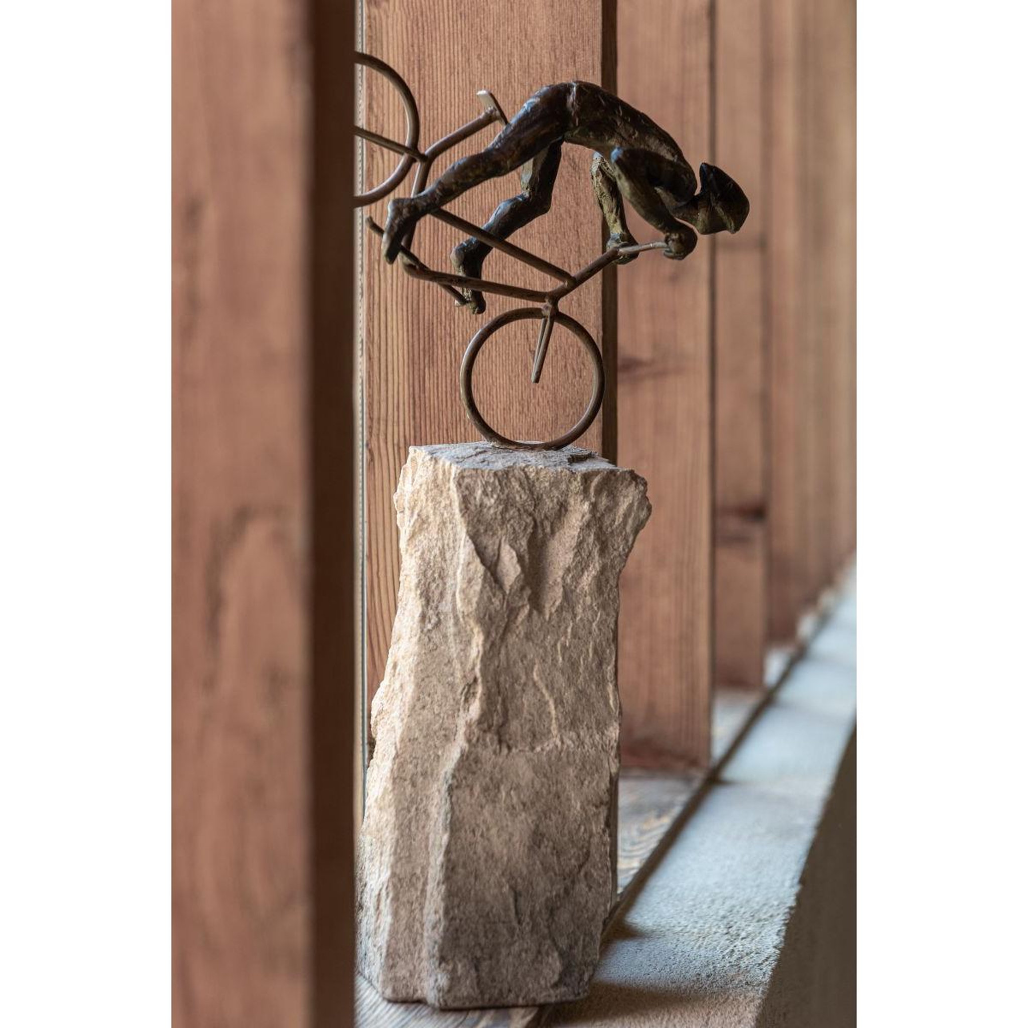Voir la diapositive 3 : J-LINE Lot de 2 statuettes déco  cyclistes sur pierre  46cm beige