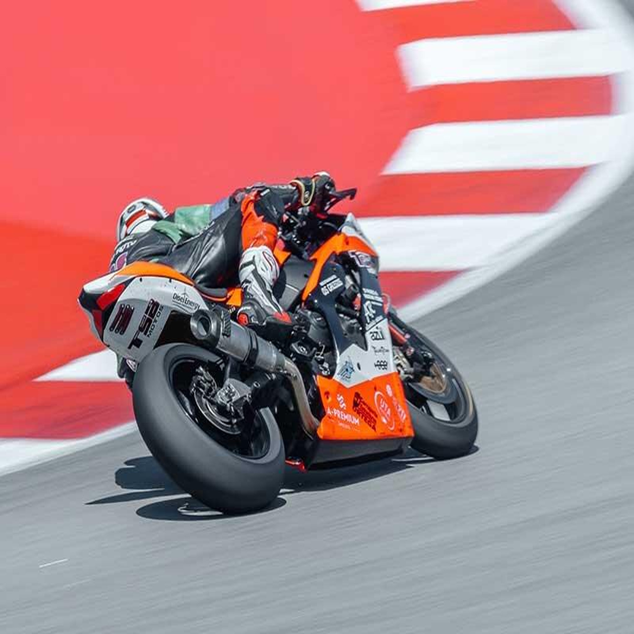 Voir la diapositive 3 : Smartbox Week-end superbike motul fim 2026 à magny-cours en tribune l adélaïde pour 2 adultes - coffret cadeau multi-thèmes