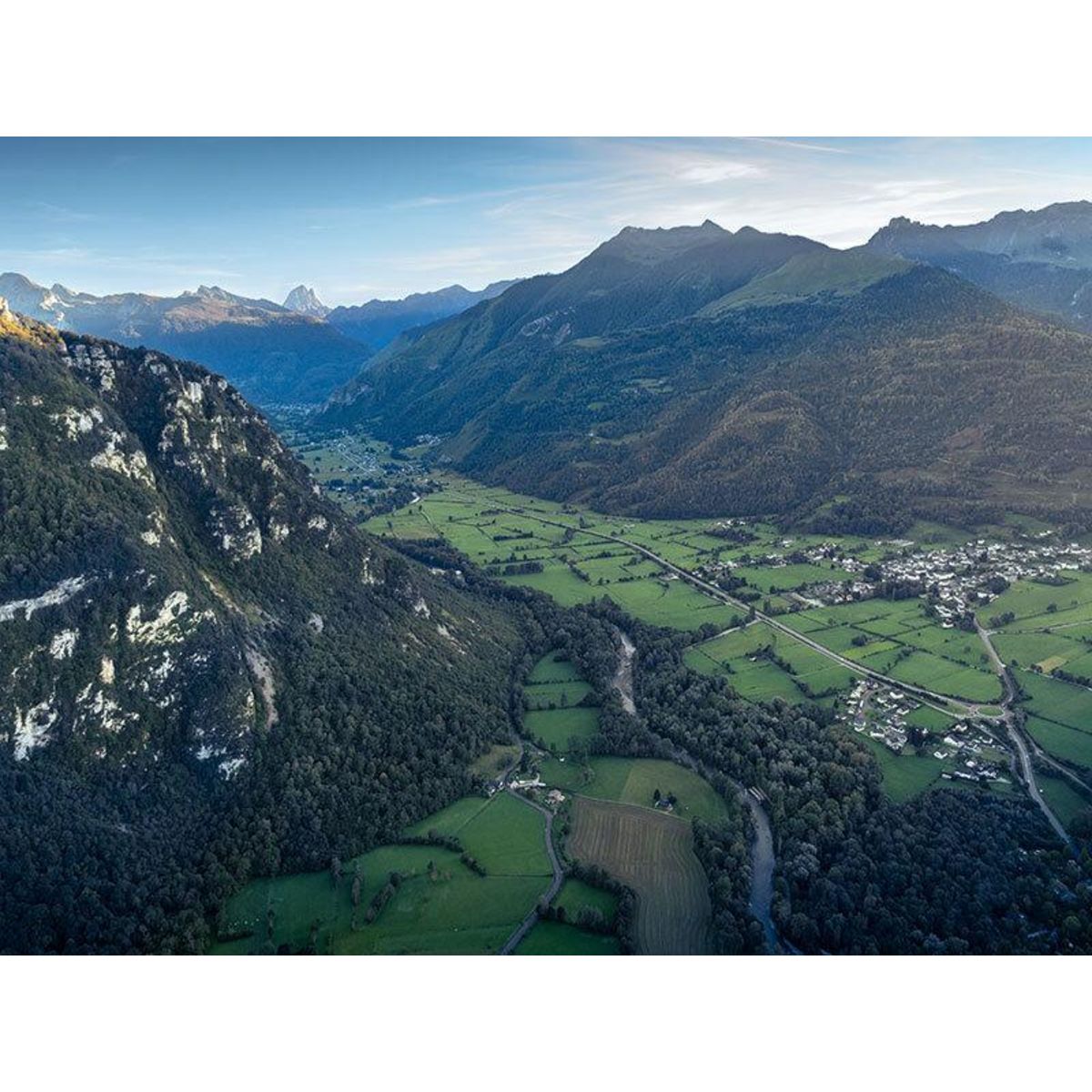 Smartbox Saut en parachute en tandem dans les Pyrénées - Coffret Cadeau Sport & Aventure